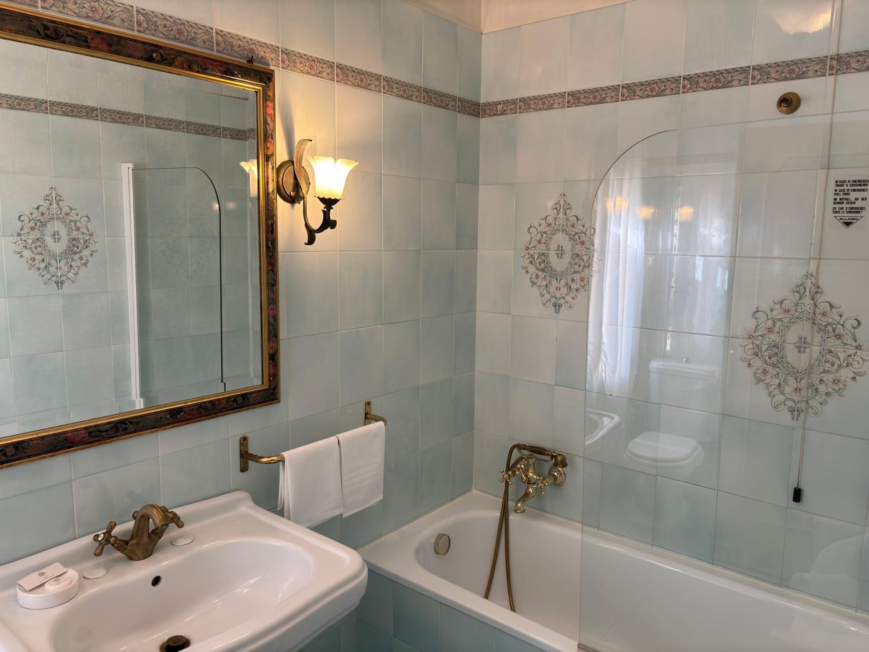 Classic Double Room - Photo 9