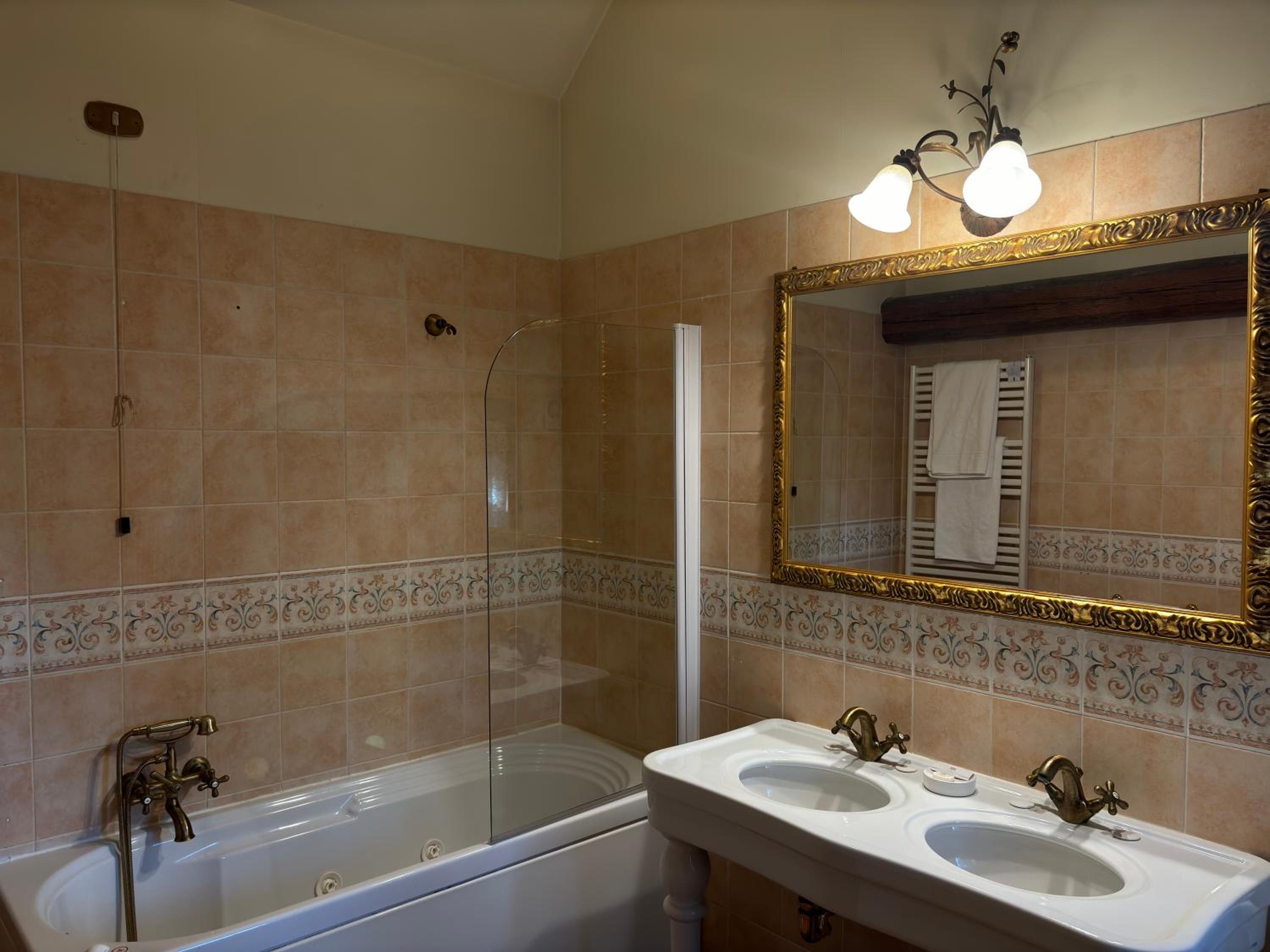 Suite - Photo 15