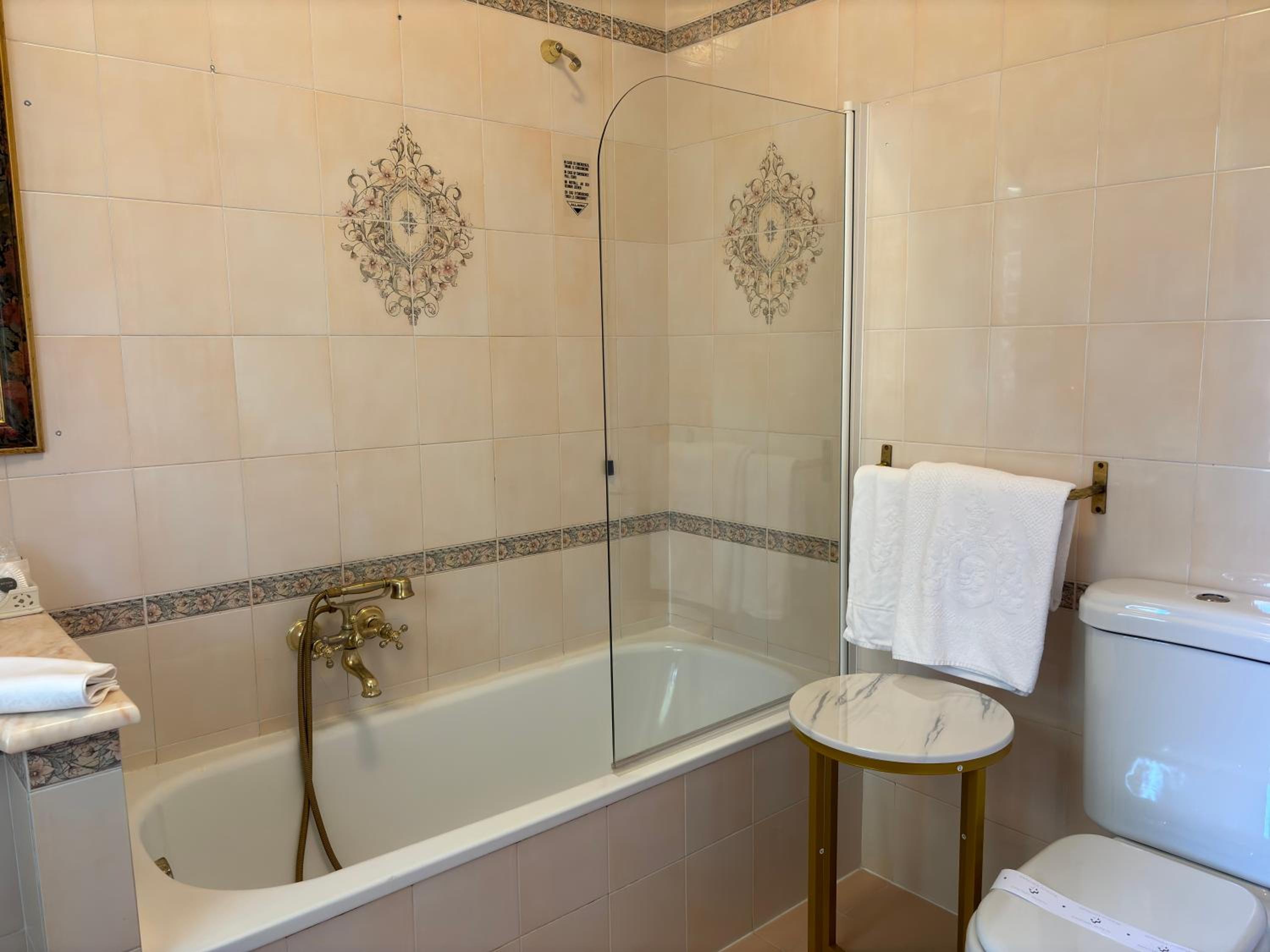 Suite - Photo 16