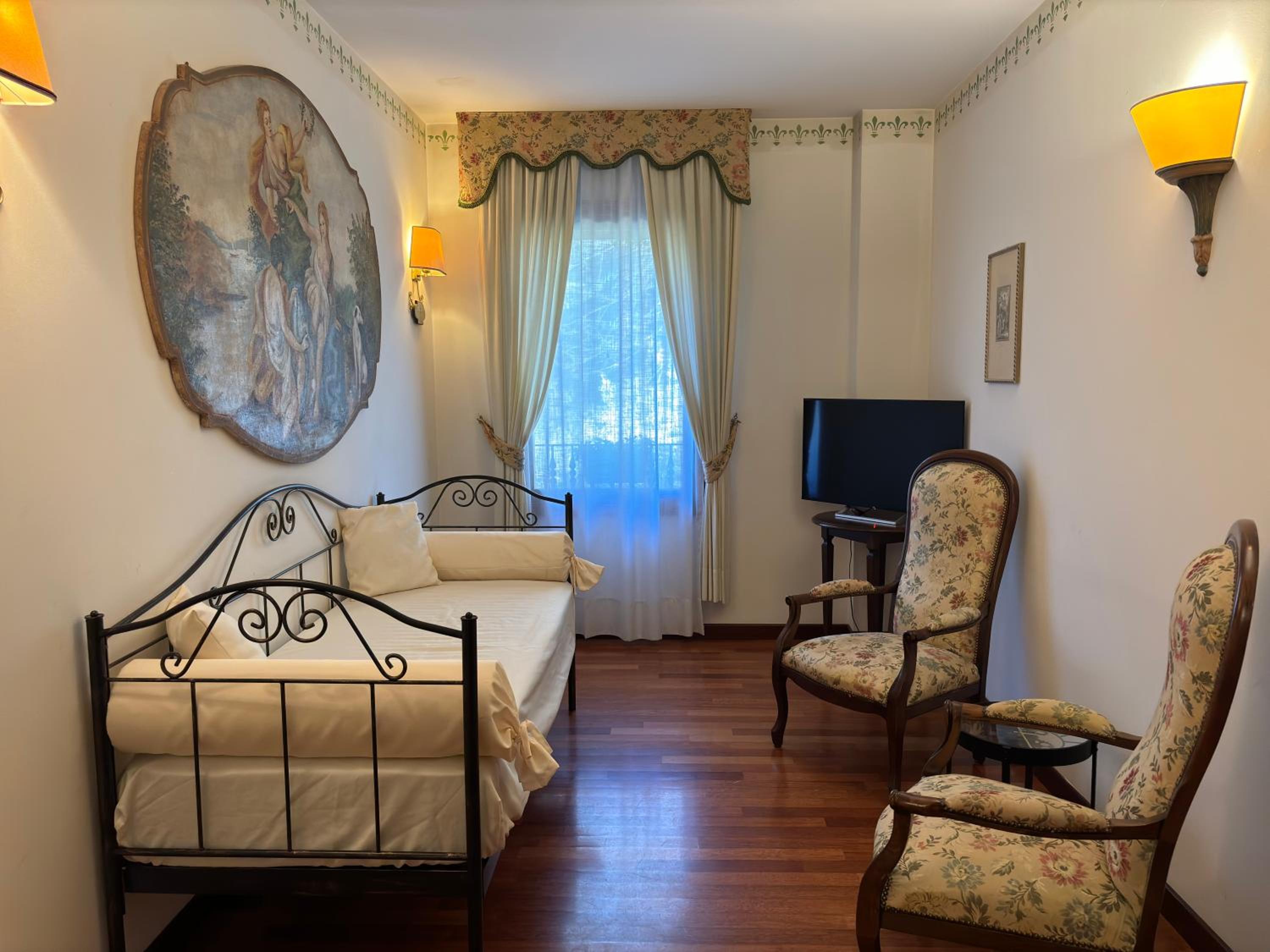 Suite - Photo 18