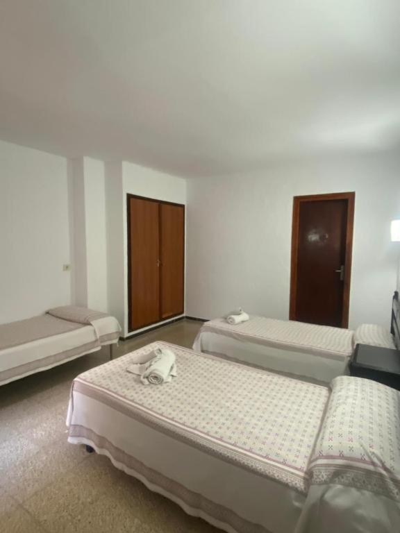 Habitación triple con vista a la piscina