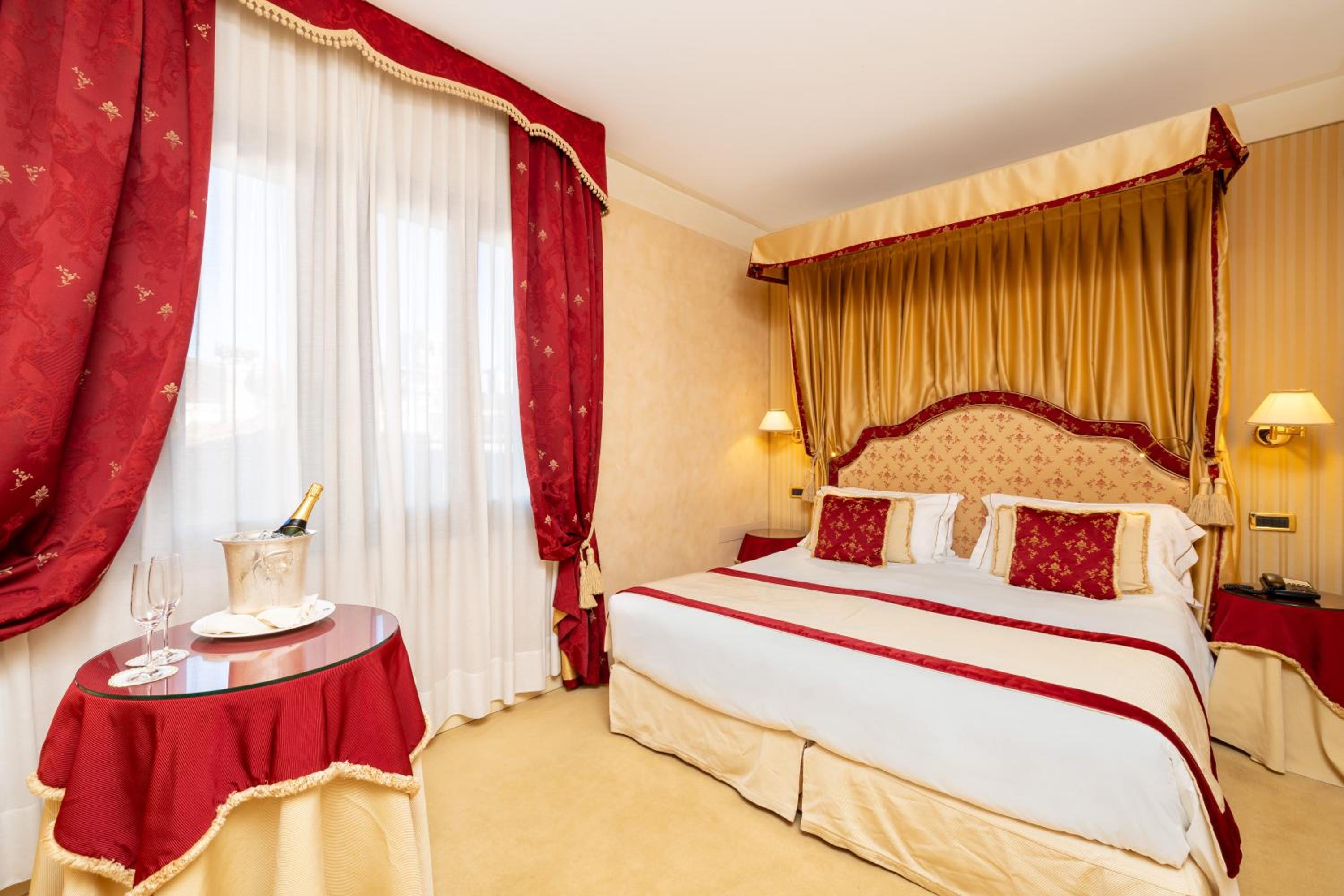 Deluxe Double Room thumbnail 6