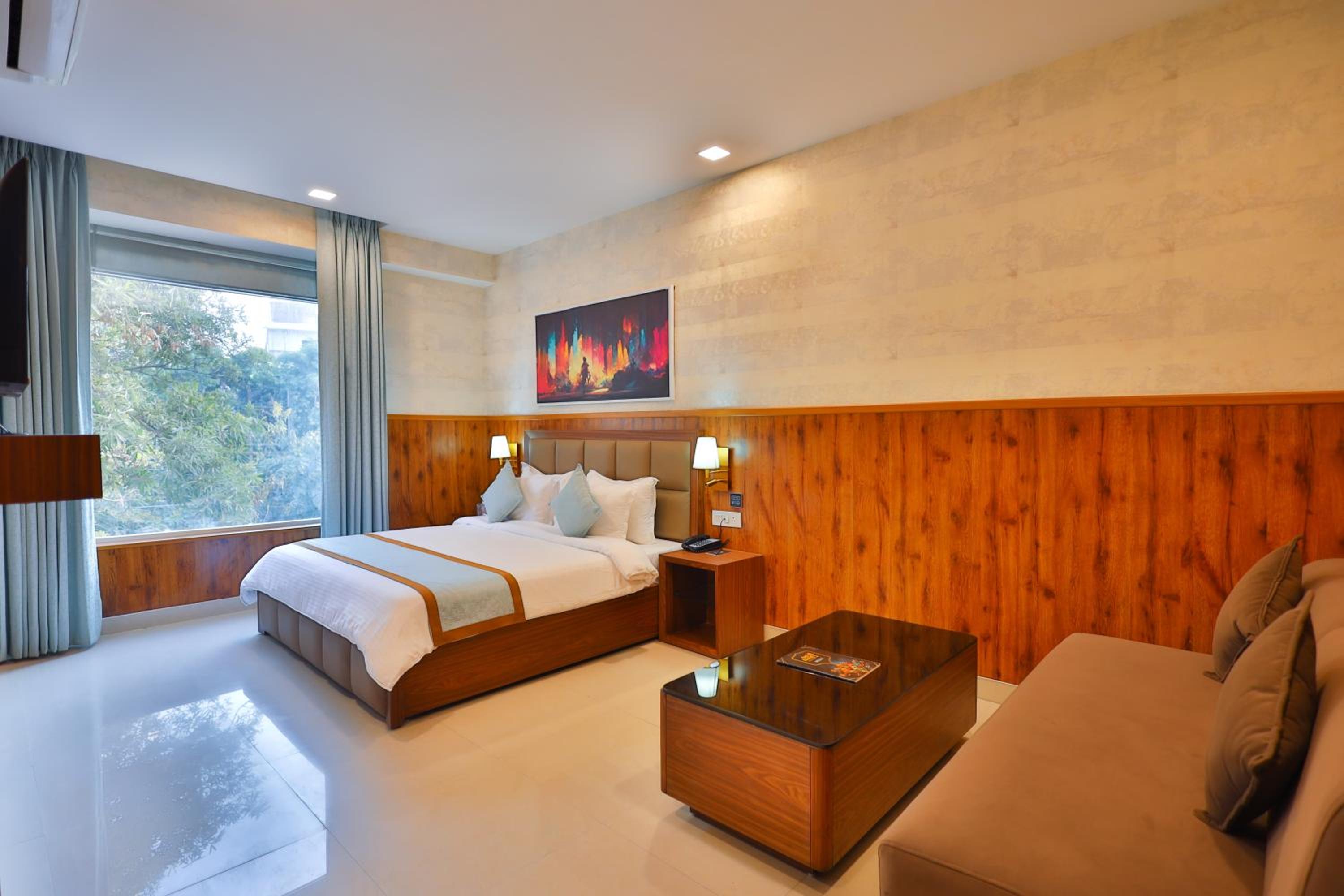 Deluxe King Room - Photo 16