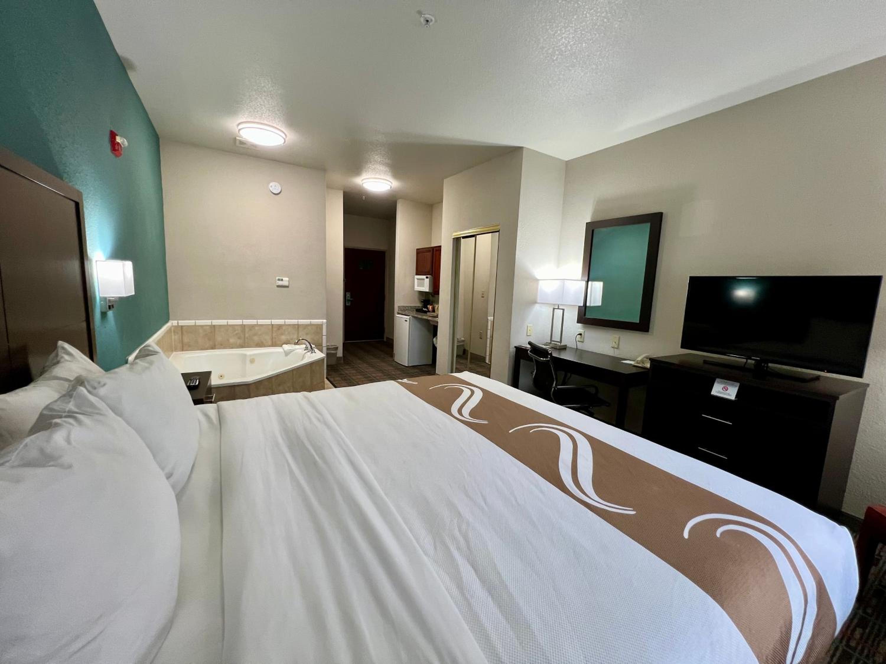 King Room with Hot Tub - Accessible/Non-Smoking - Photo 1