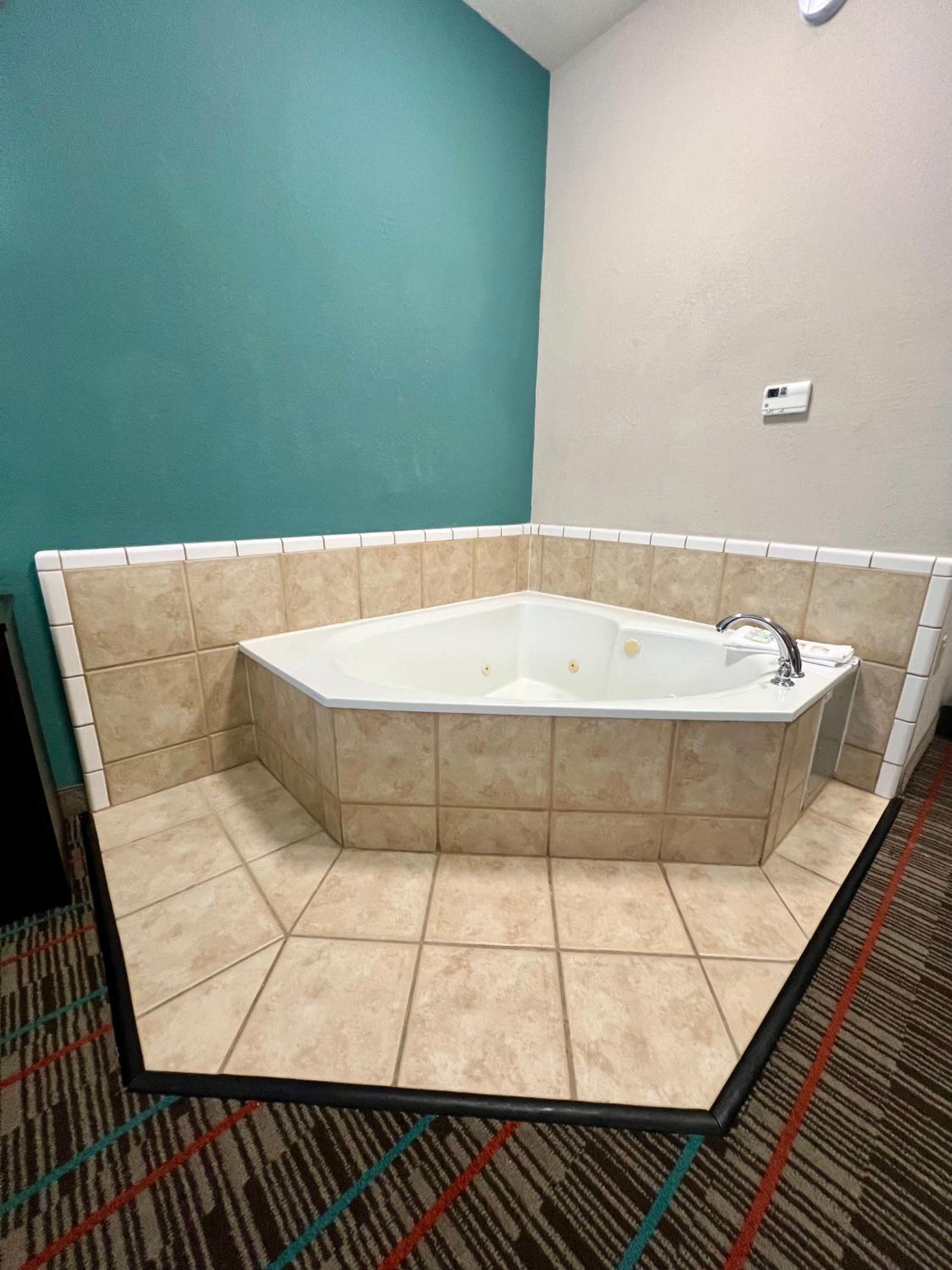King Room with Hot Tub - Accessible/Non-Smoking - Photo 3