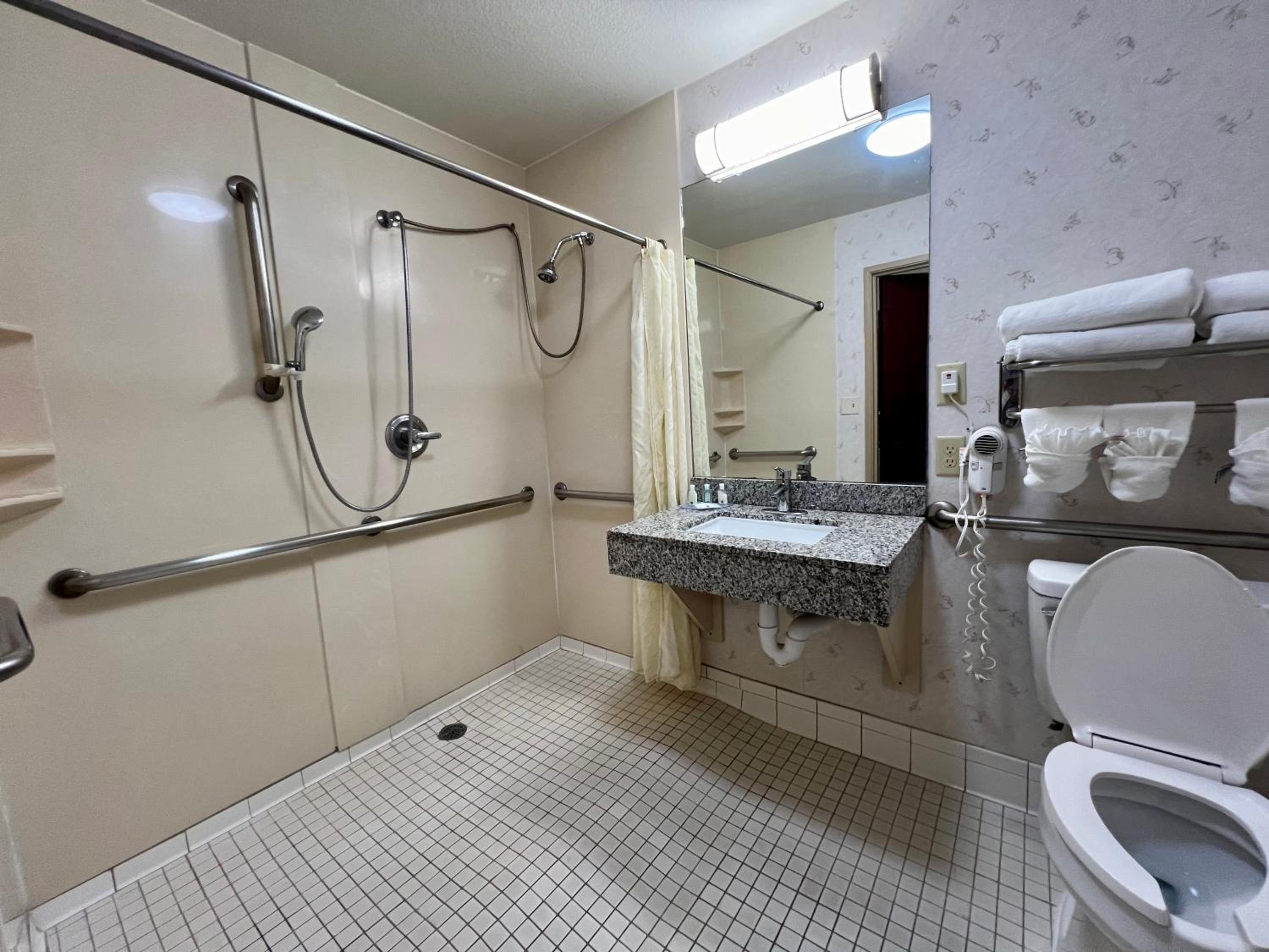 Double Suite with Two Double Beds - Accessible/Non-Smoking - Photo 4