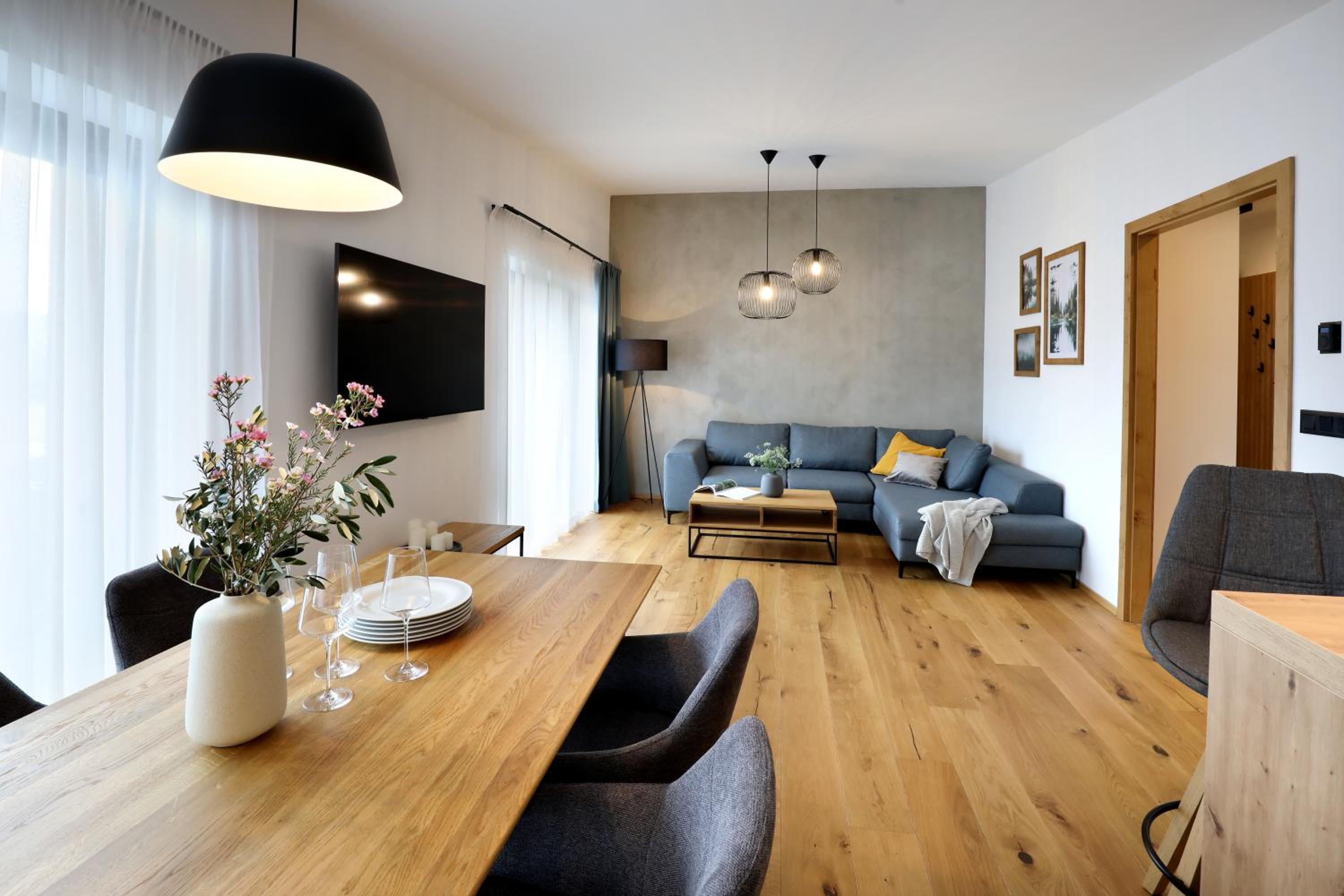 Three-Bedroom Apartment with Mountain View photo 3