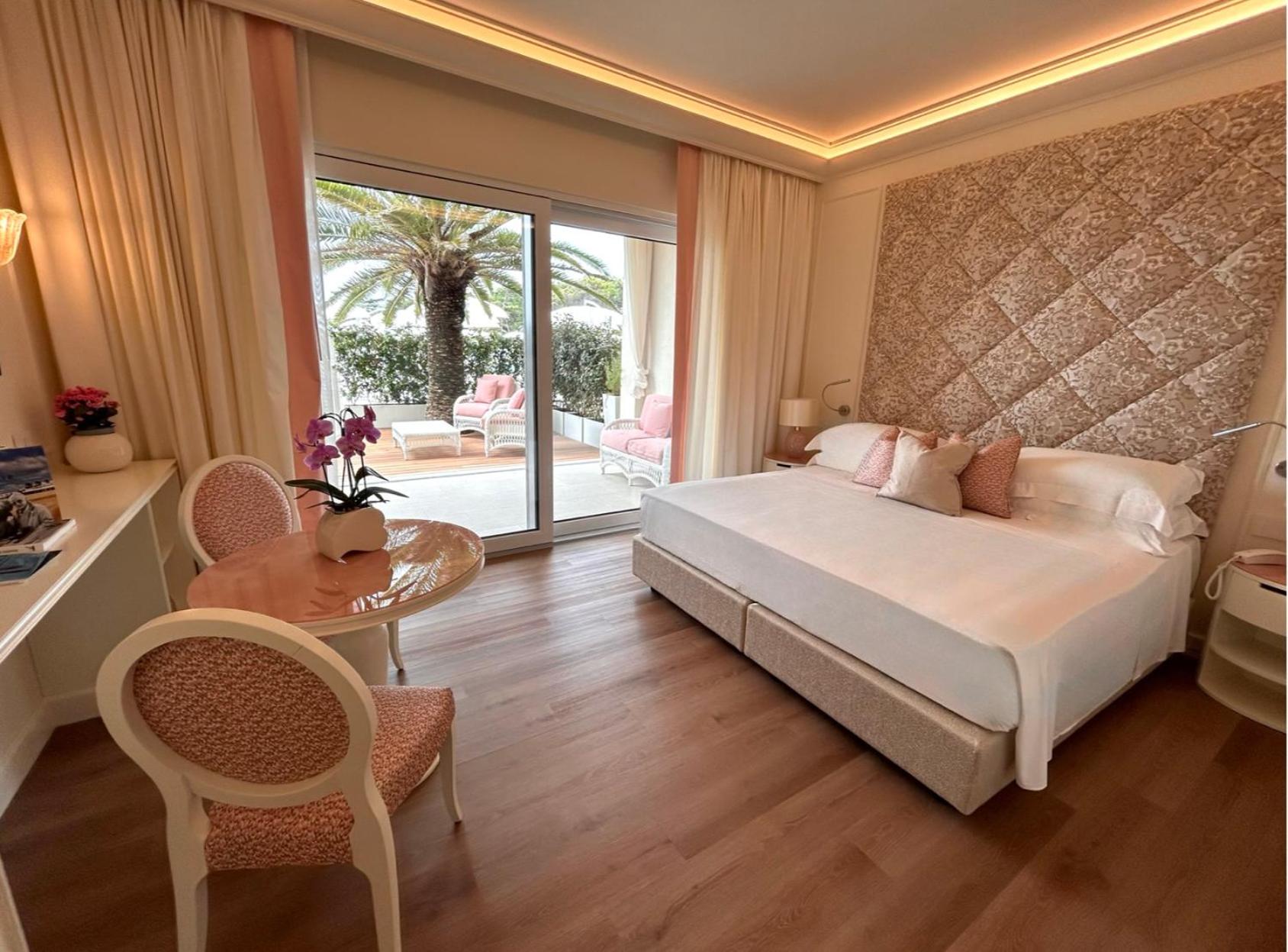 Suite with Pool View photo 1