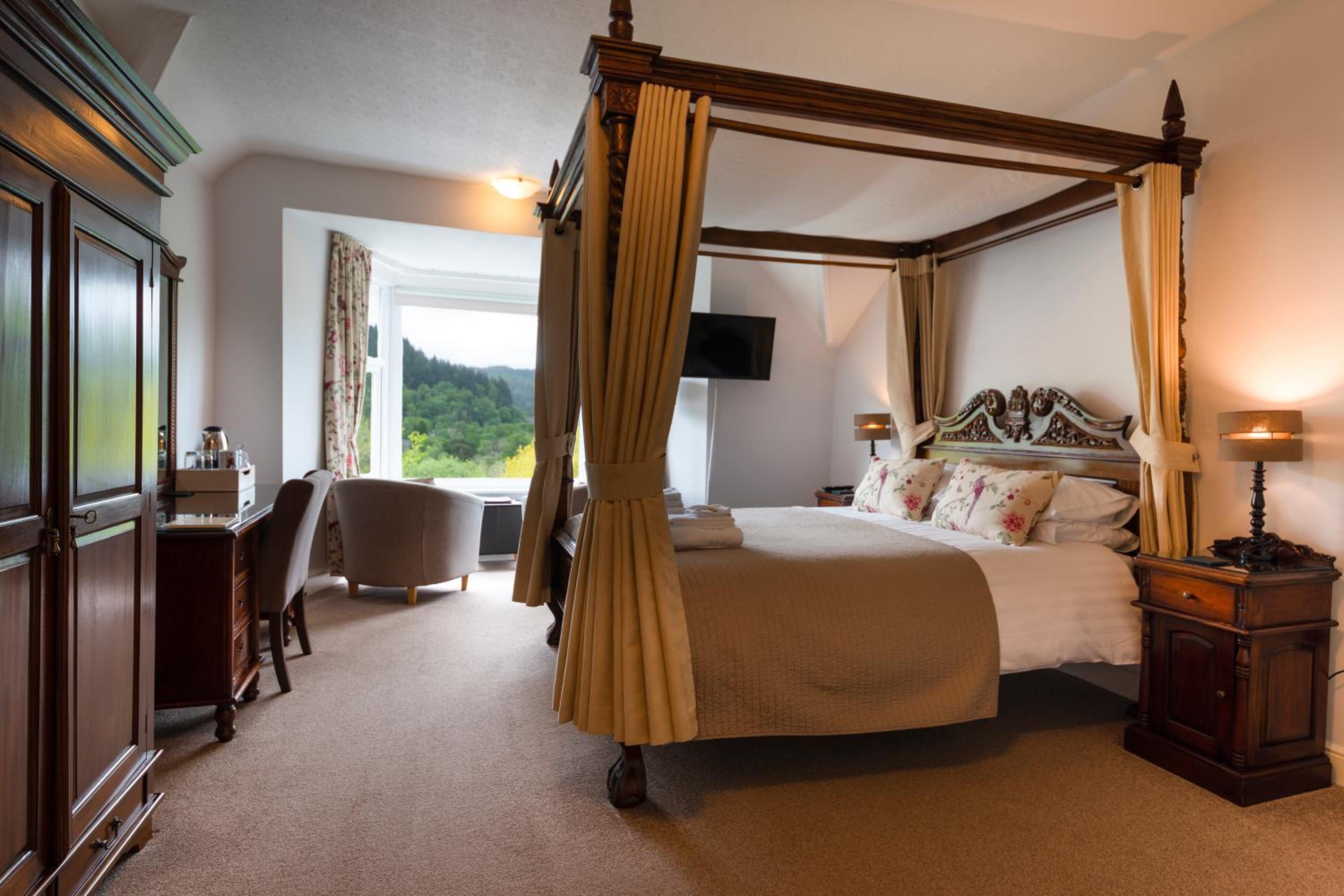Double Room with Four Poster Bed - Room 6 photo 2
