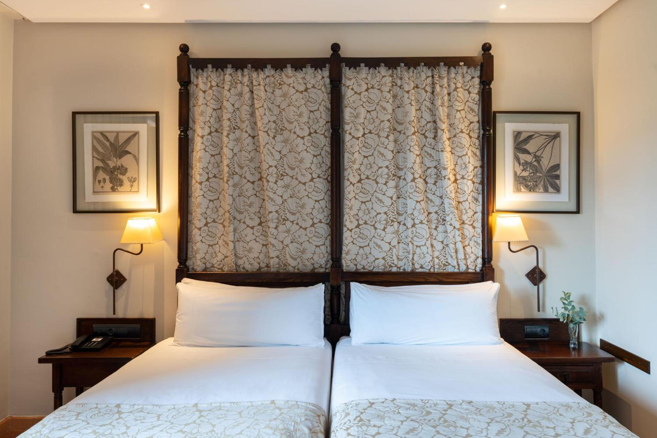 Standard Double Room - Photo 11