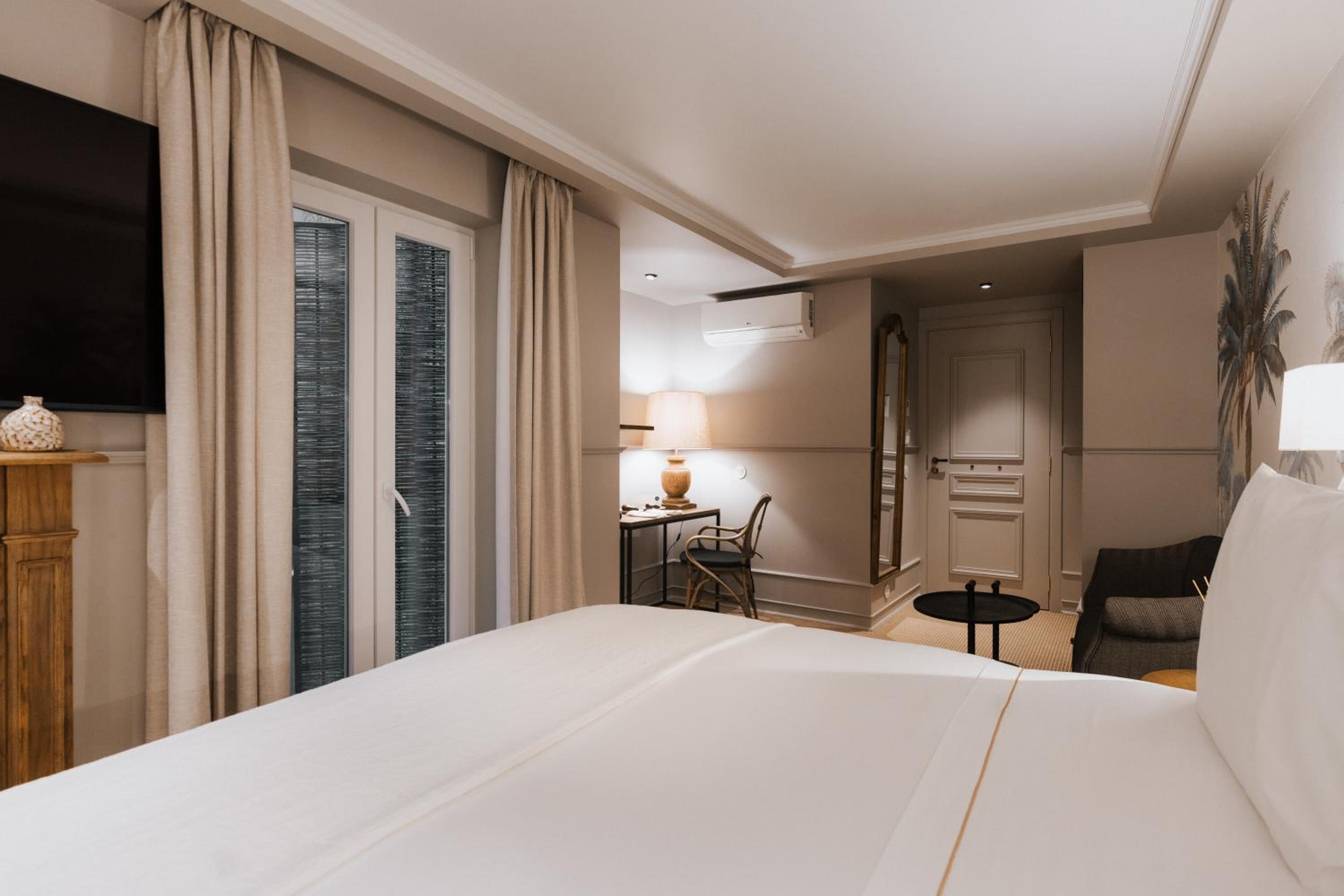 Deluxe Double or Twin Room with Interior View - Photo 8