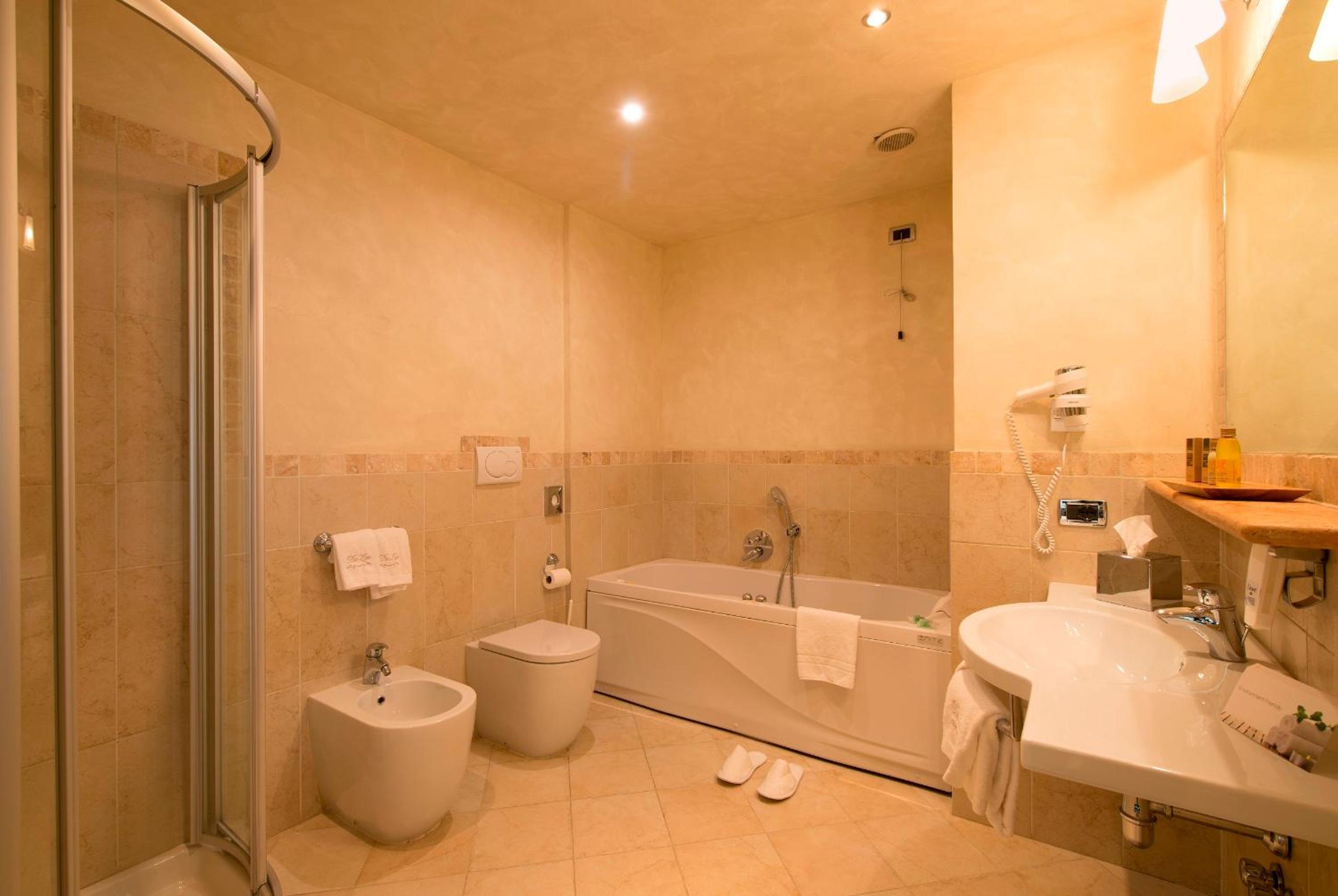 Double Room with Spa Bath photo 3