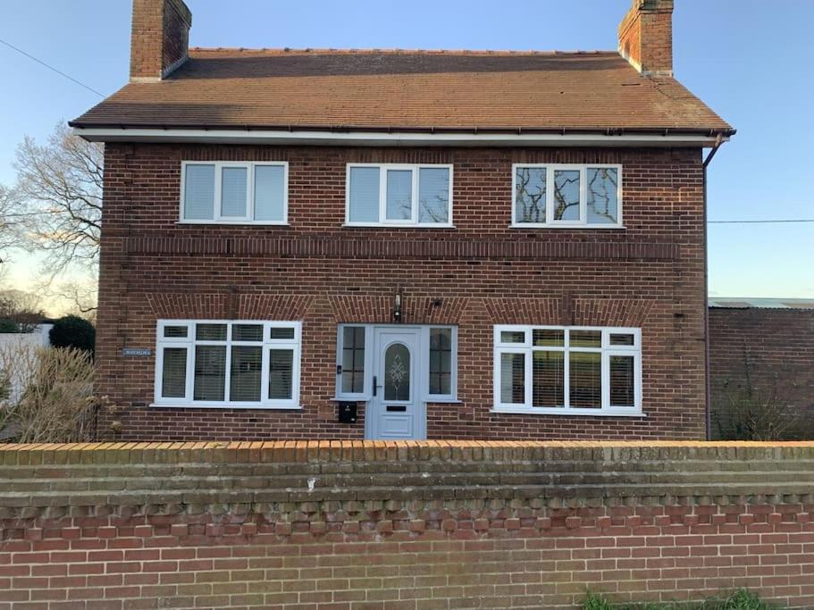 Five-Bedroom House photo 3