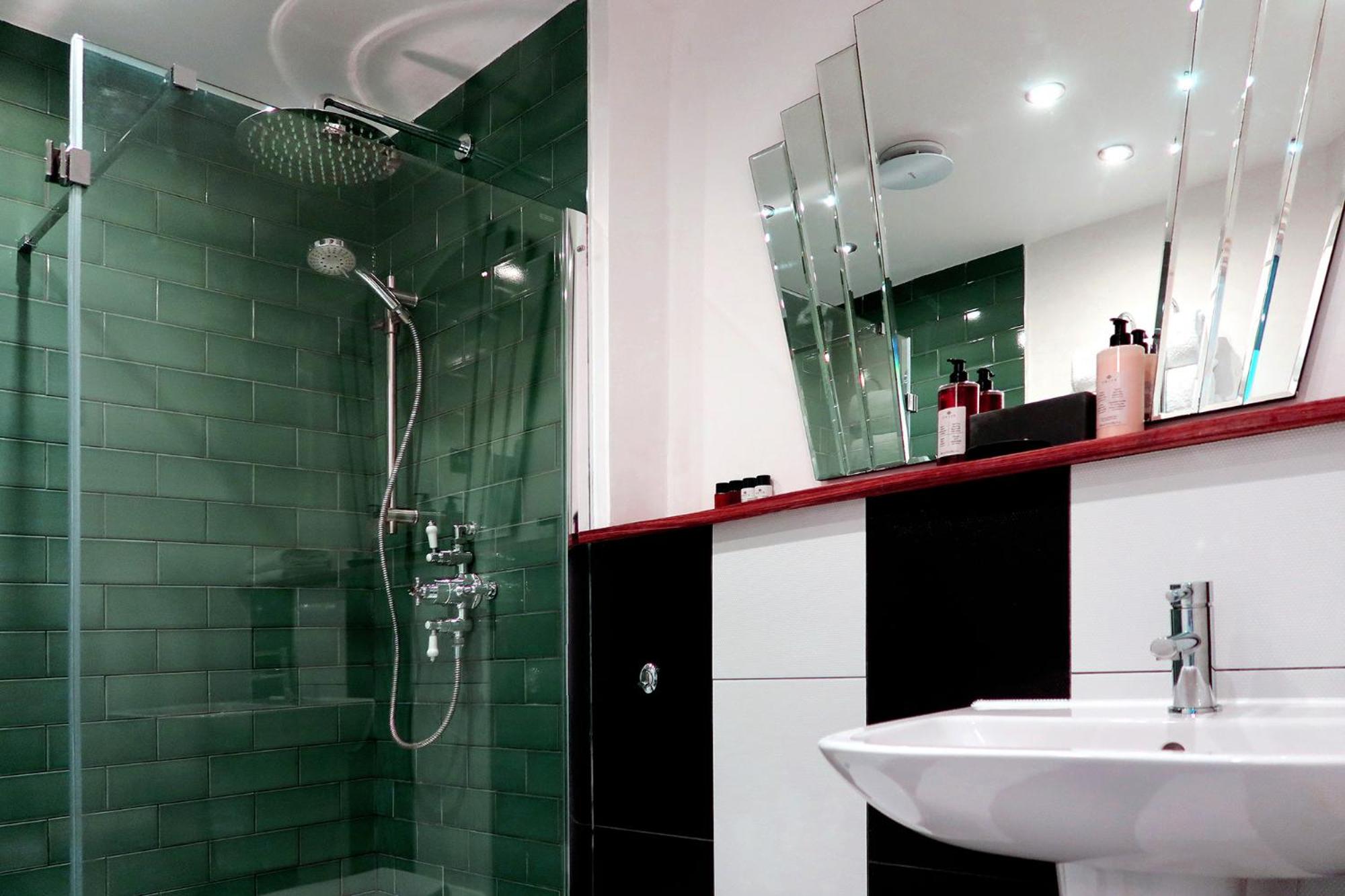 Deluxe Double or Twin Room - Photo 8