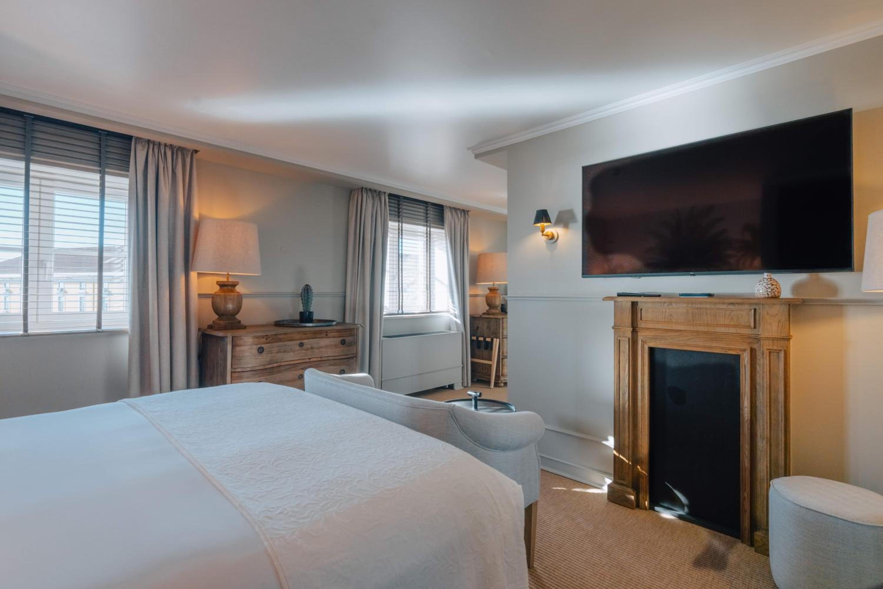 Premium Suite with River View - Photo 13