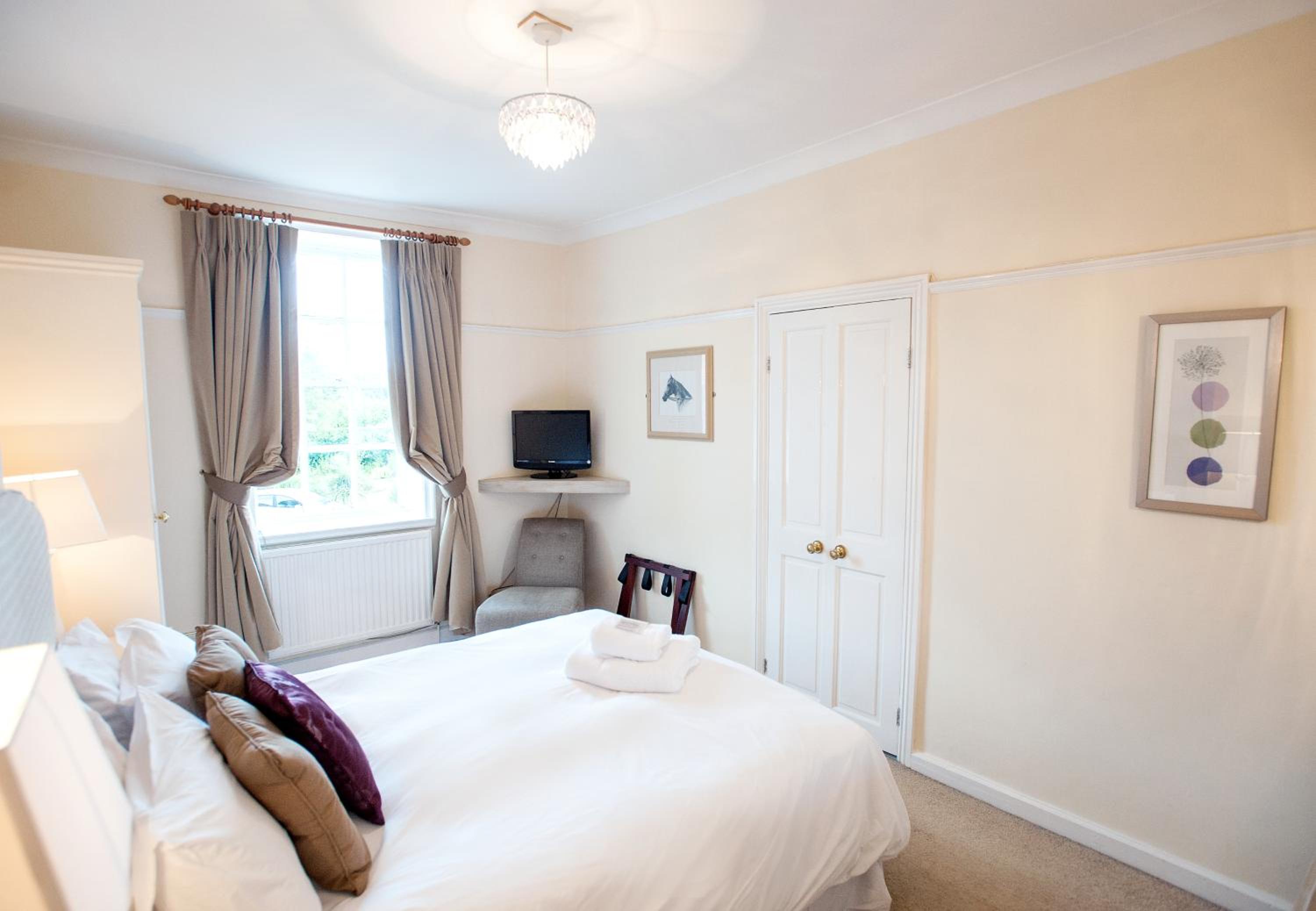 Superior Bedroom - Photo 11