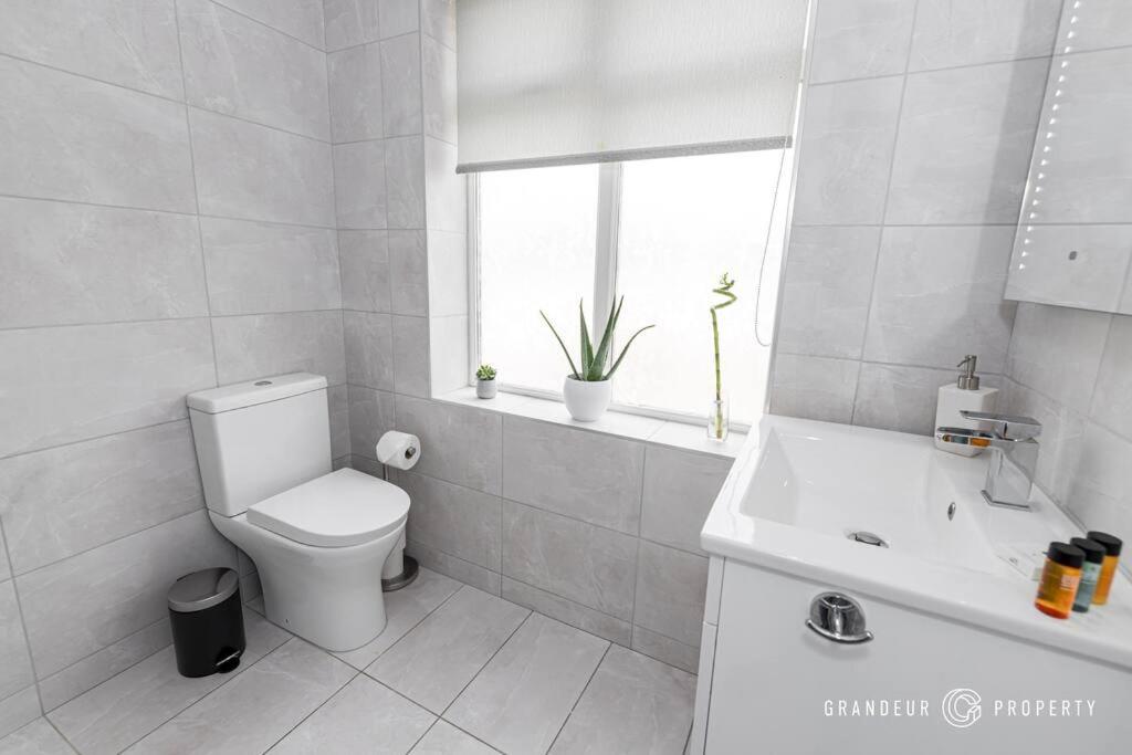 Three-Bedroom House photo 2