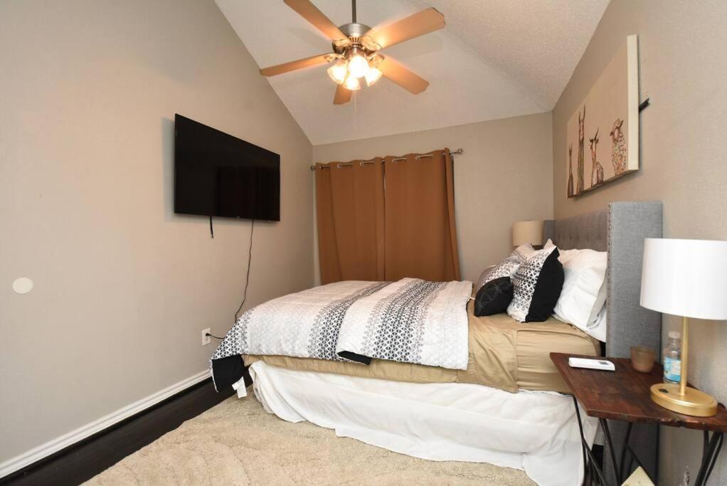 Six-Bedroom House photo 1