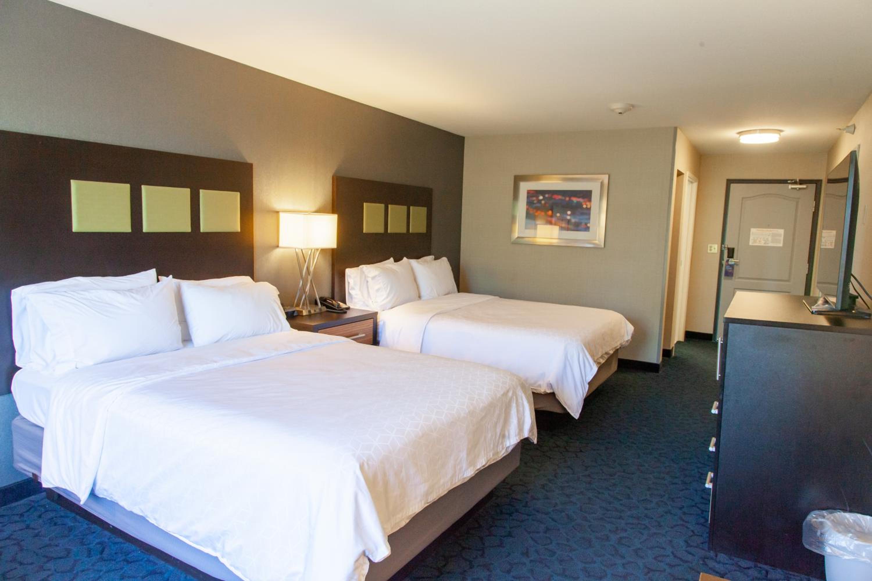 Standard Room with Two Queen Beds - Photo 3