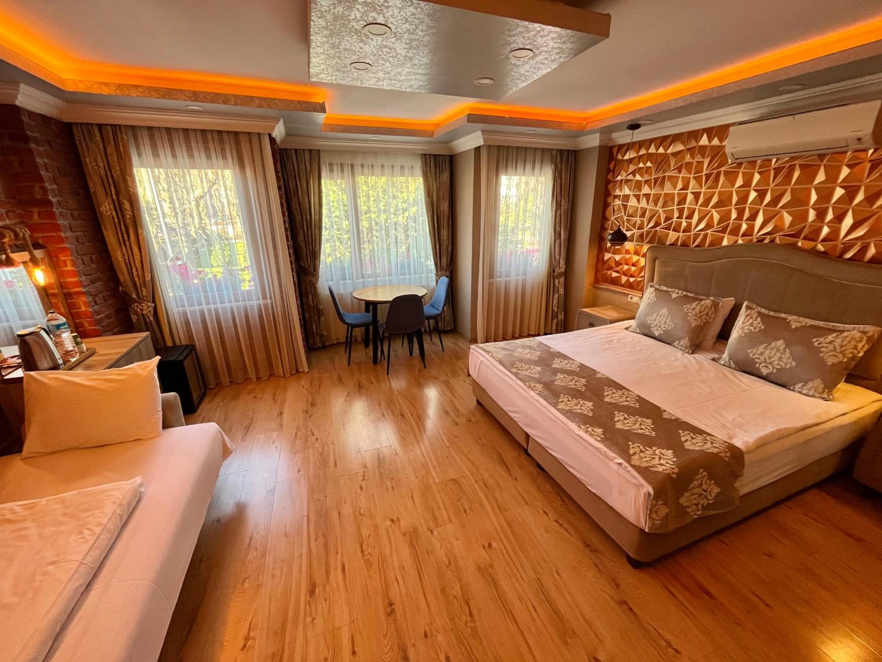 Deluxe Triple Room photo 3