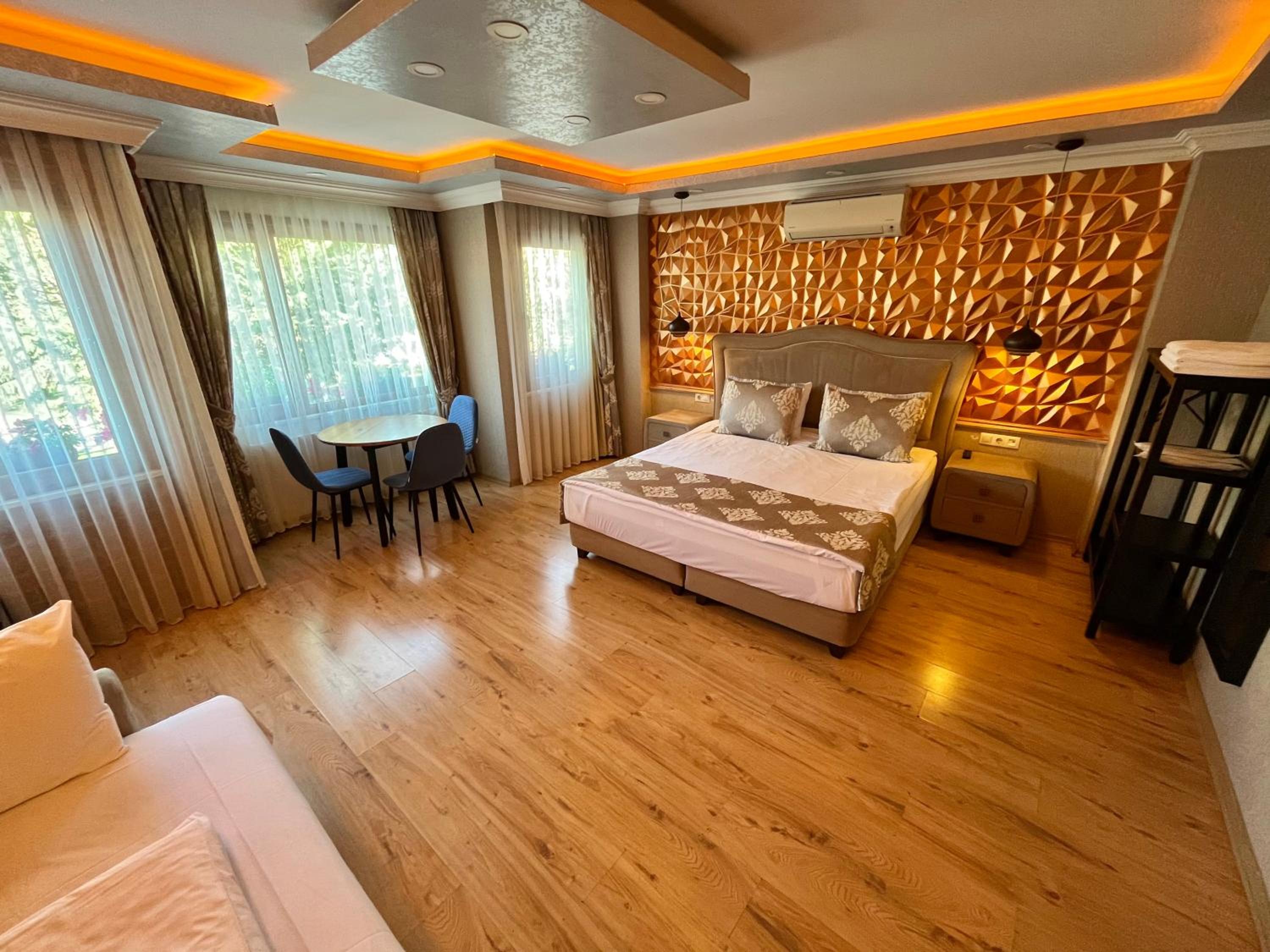 Deluxe Triple Room photo 2