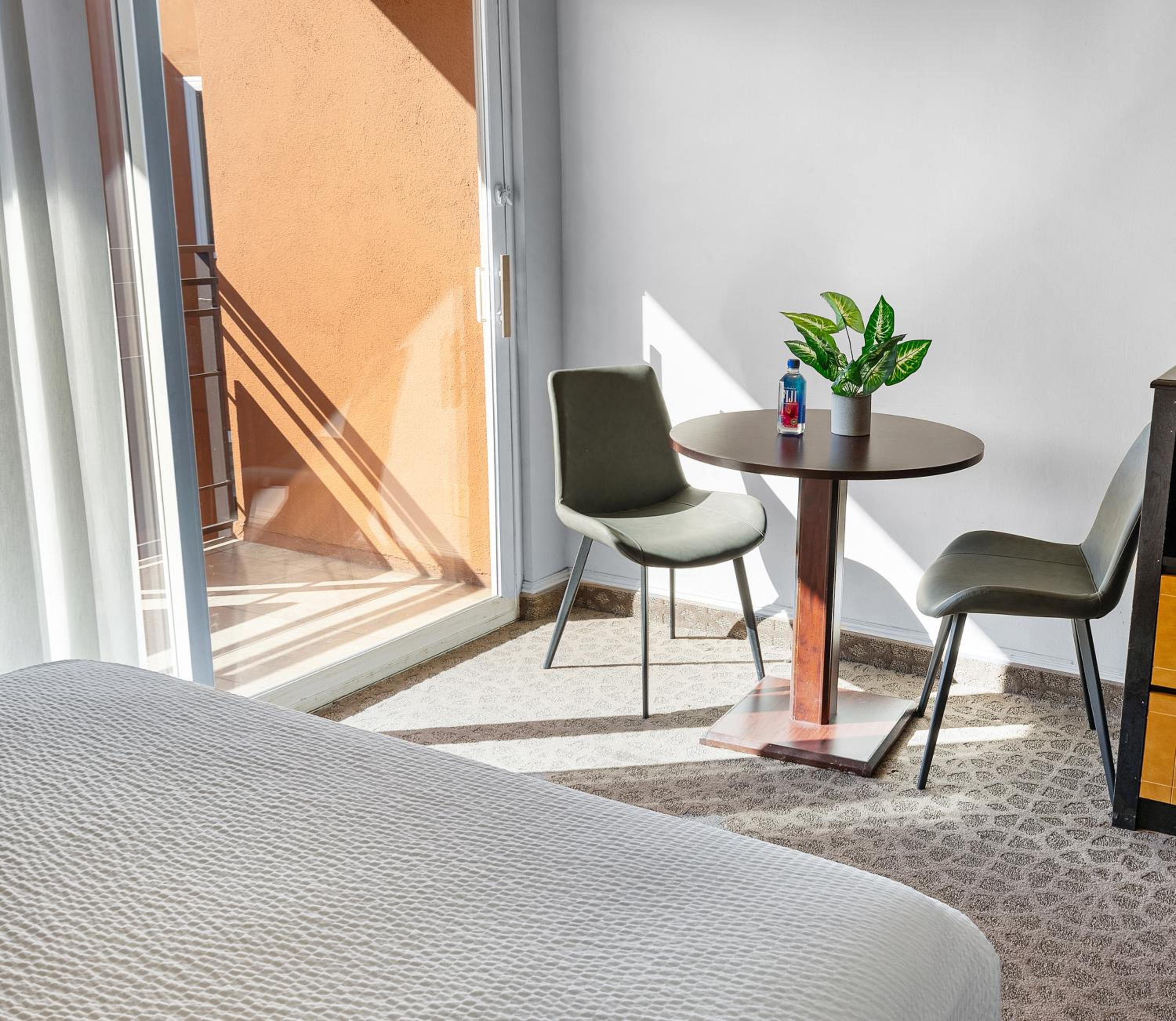 2 QUEEN BEDS WITH BALCONY