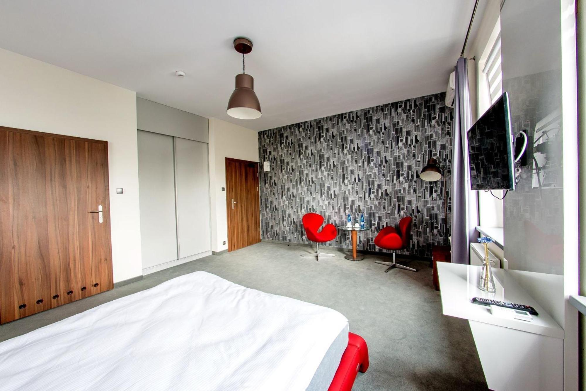 Deluxe Double Room with Shower - Photo 3