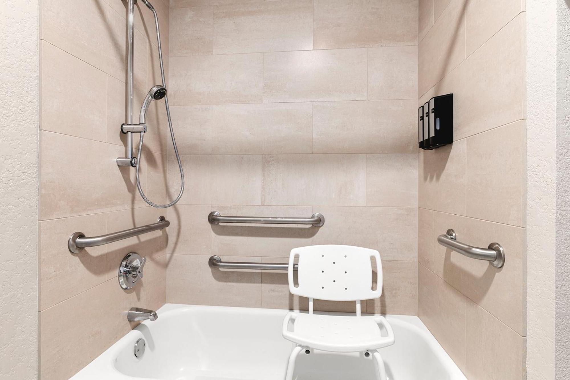 Efficiency Suite 2 Queen Beds/Tub/Disability Access-Non Smoking - Photo 2