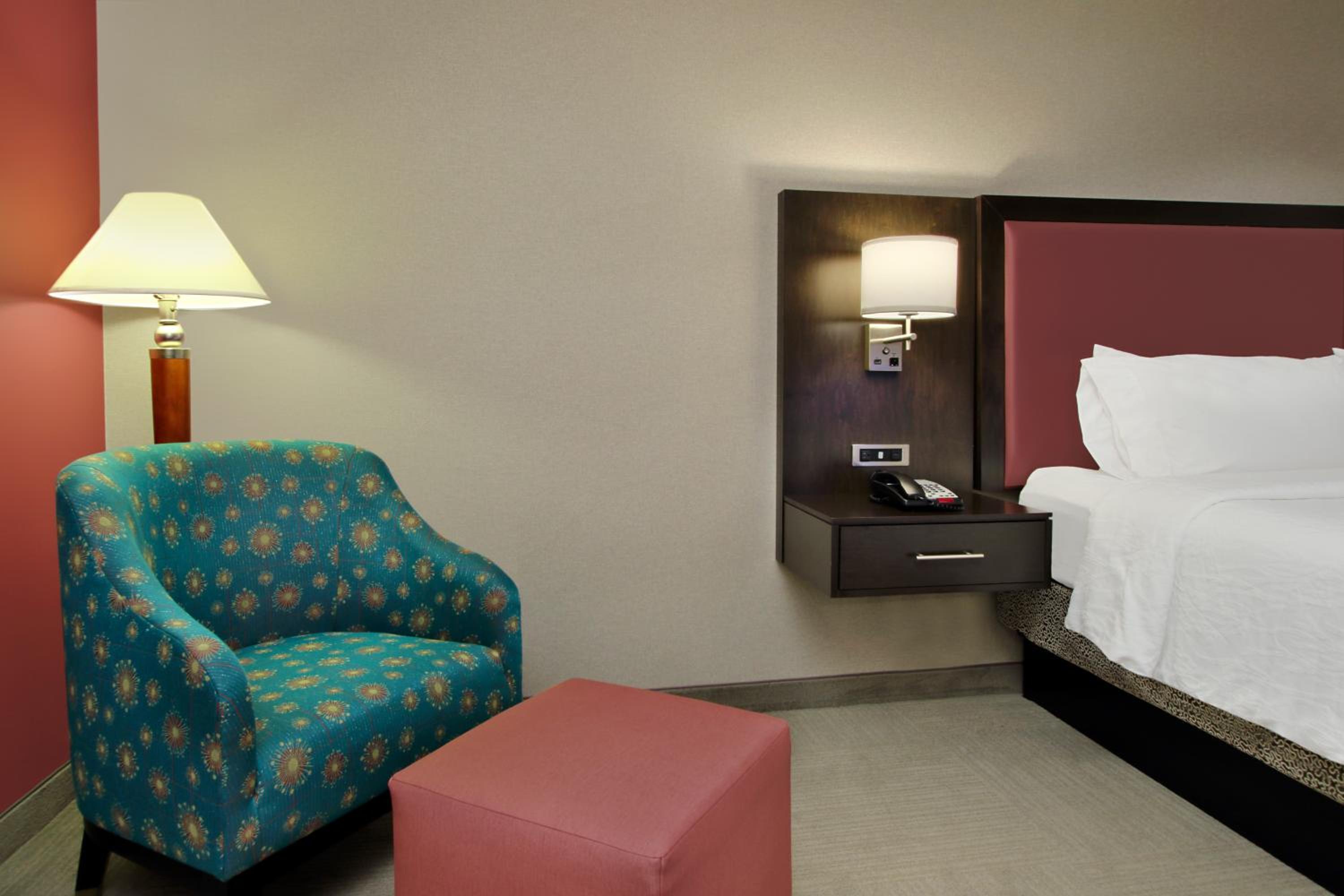 Queen Room with Two Queen Beds - Photo 5