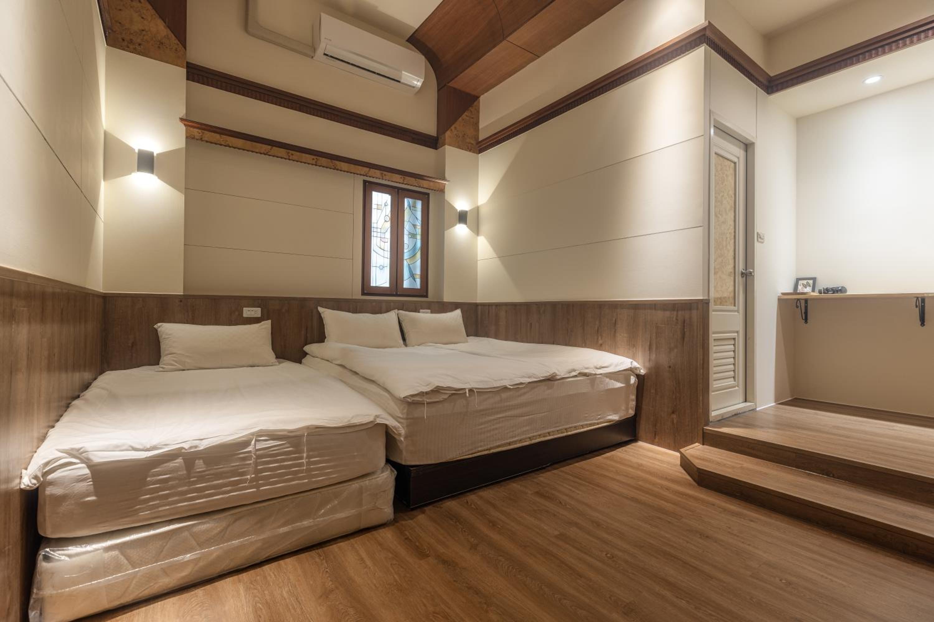 Five-Bedroom House photo 2