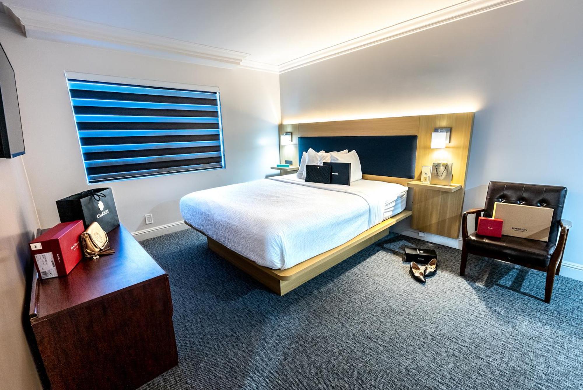 1 Bedroom Suite, 1 King Bed with Kitchenette
