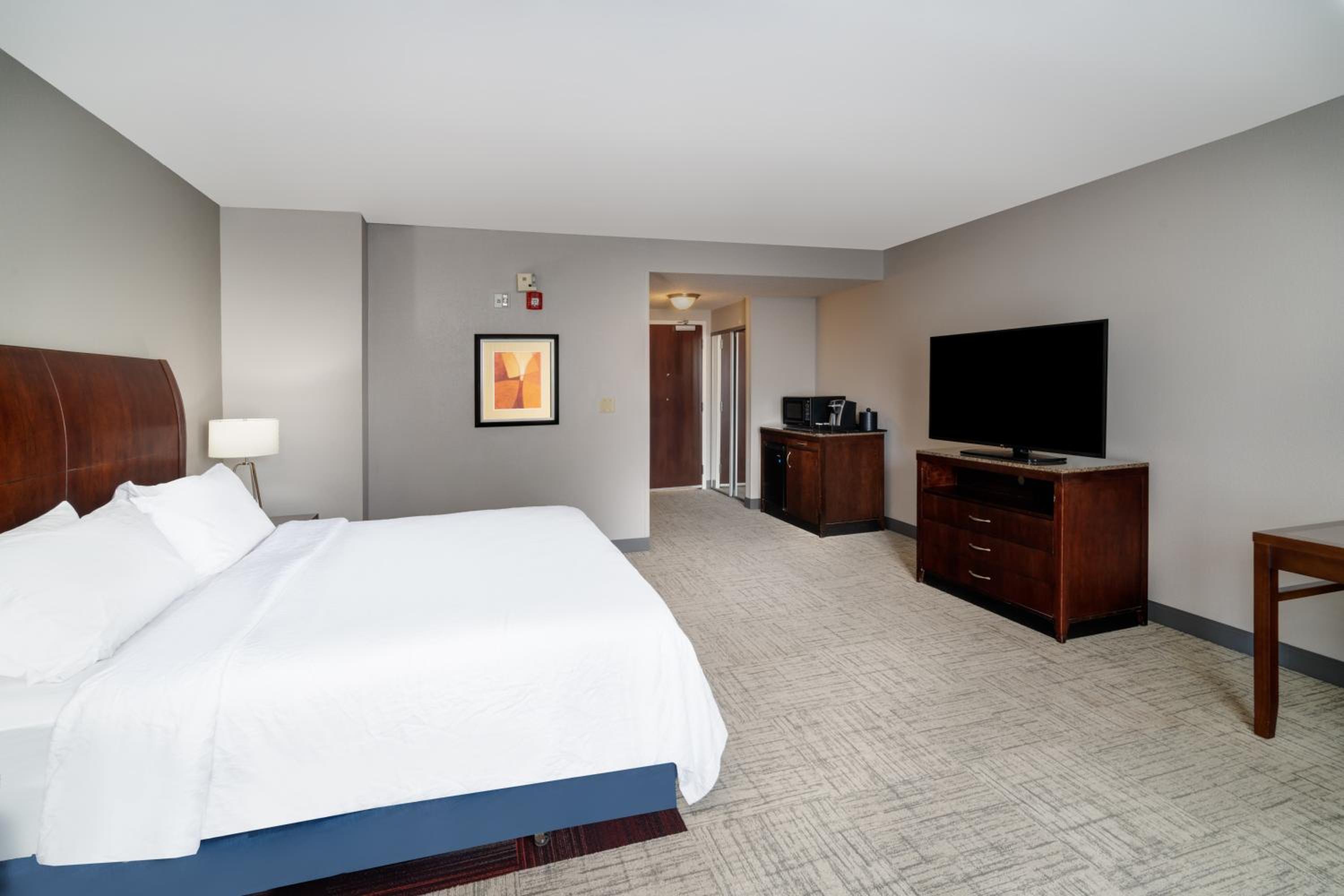 King Room with Tub - Mobility and Hearing Access - Photo 3