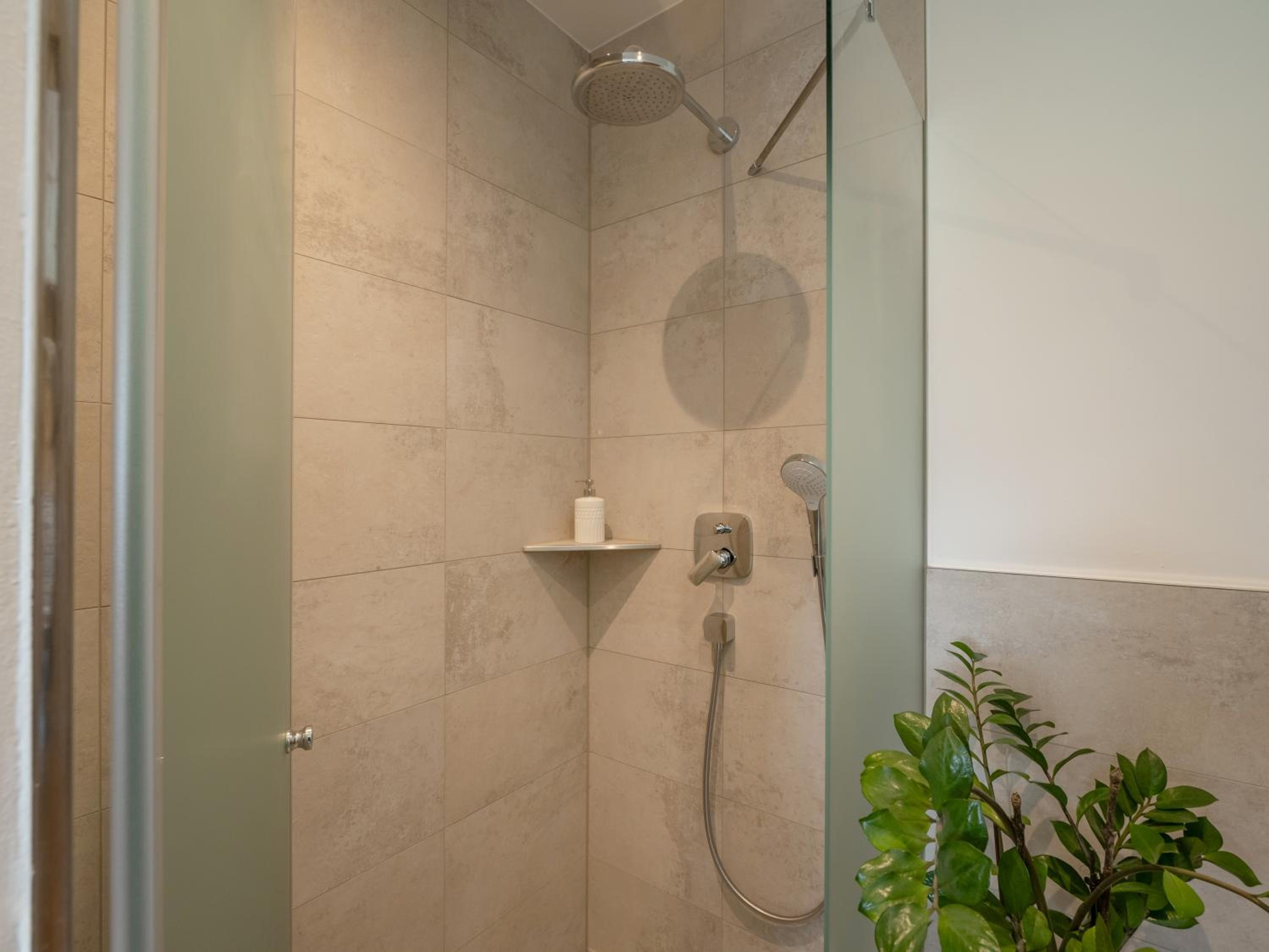 Two-Bedroom Apartment with Shower  photo 3
