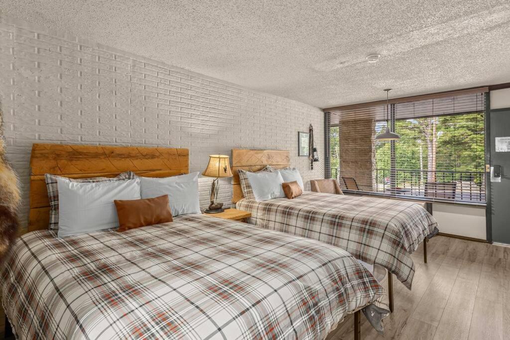 Queen Room with Two Queen Beds photo 1