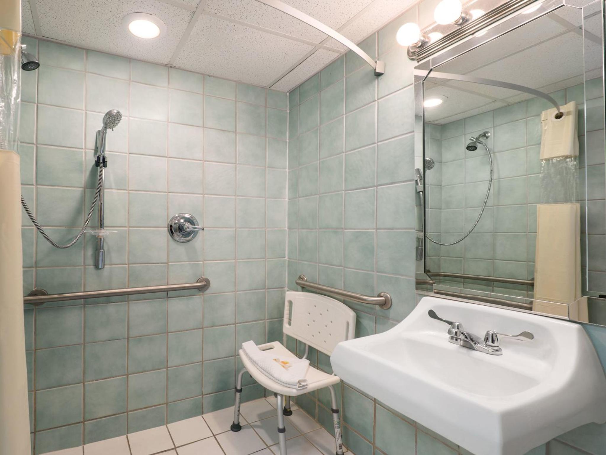 Queen Room with Two Queen Beds and Roll-in Shower - Mobility Accessible/Non-Smoking - Photo 2