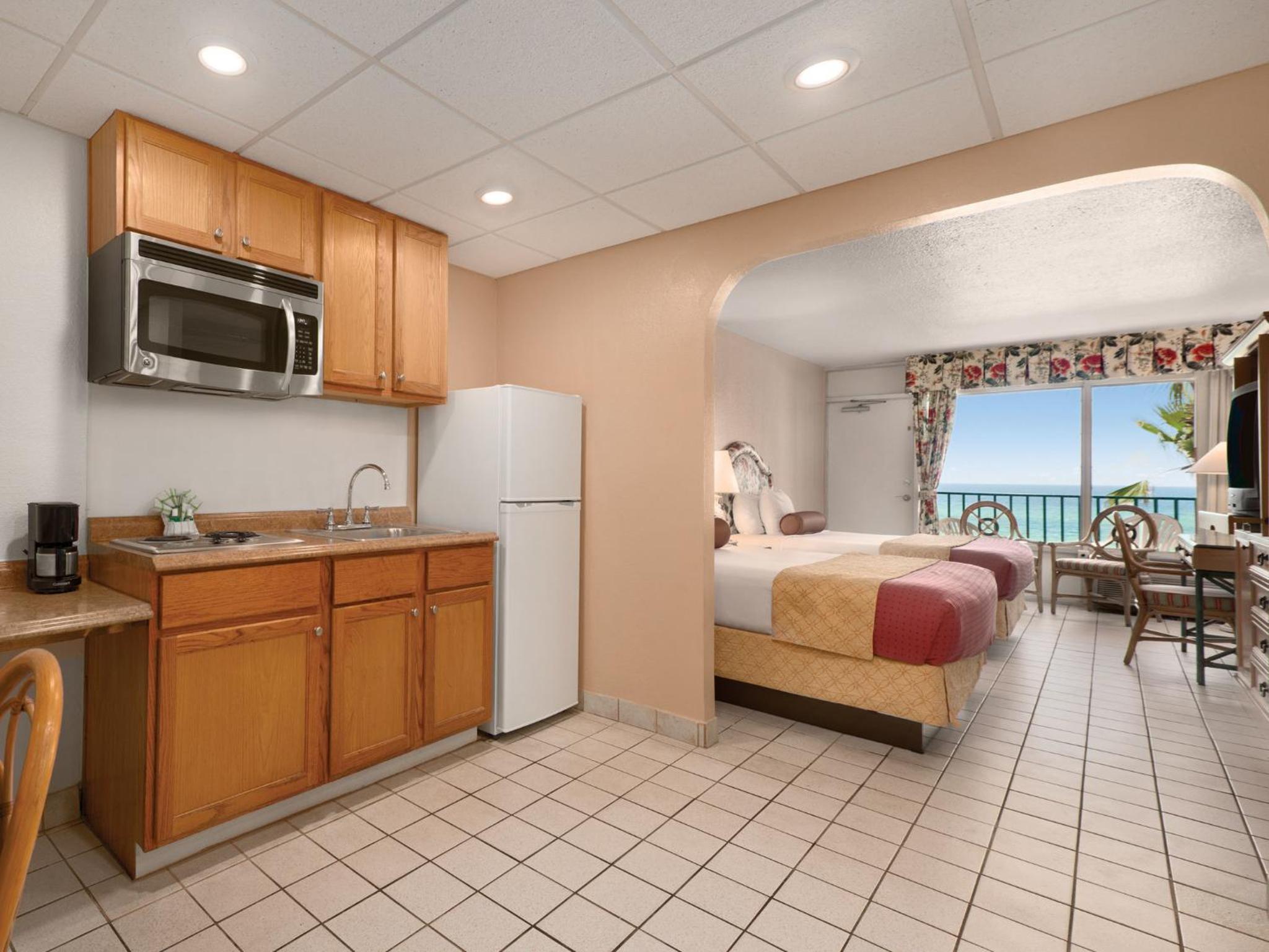 Queen Studio with Two Queen Beds and Beach View - Non-Smoking - Photo 2