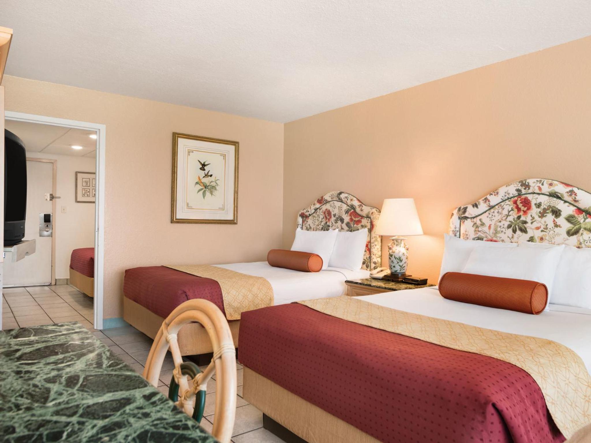 Queen Room with Two Queen Beds and Sofa Bed - Bathtub with Grab Bars - Mobility Accessible - Non-Smoking - Photo 2