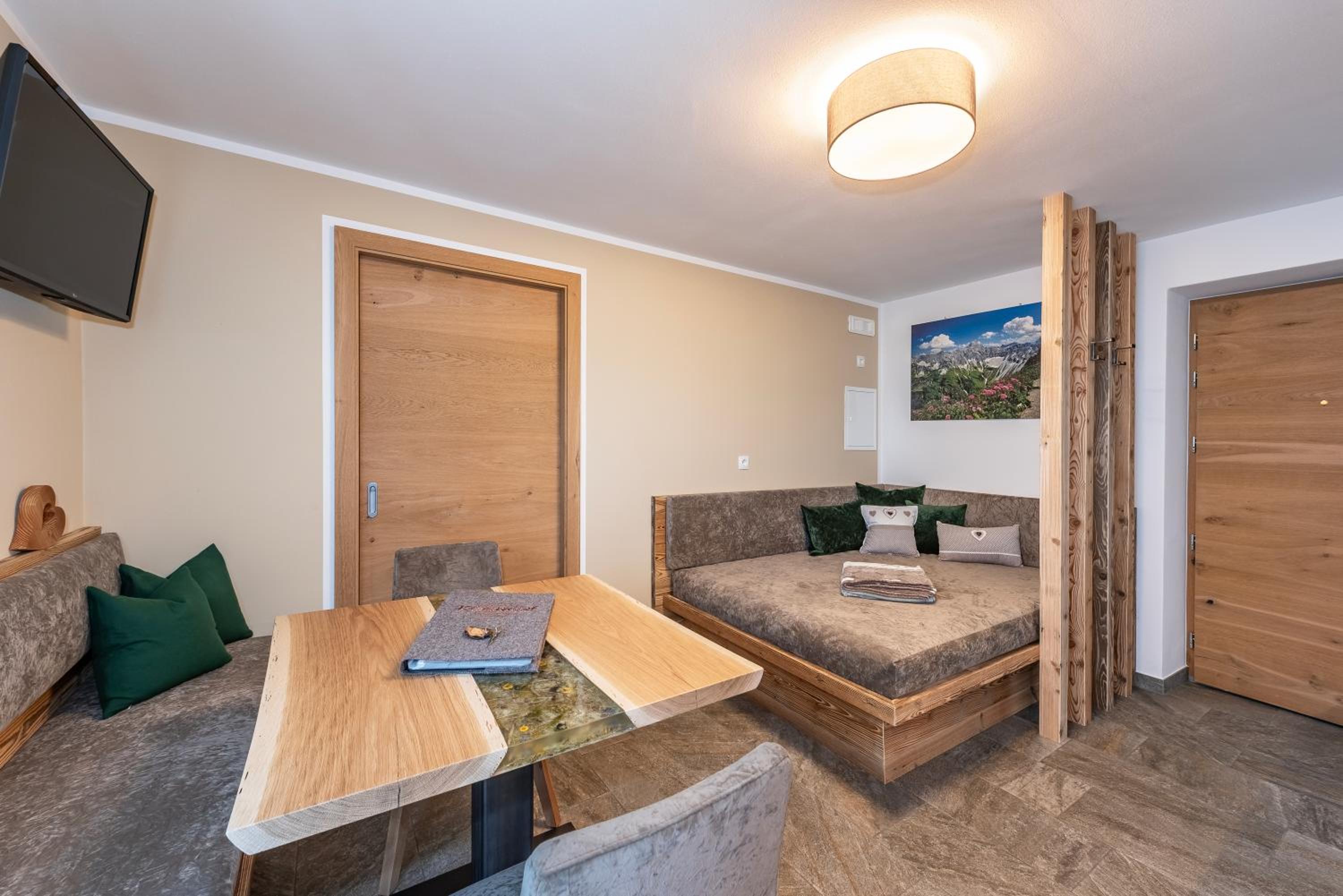 Apartment with Mountain View