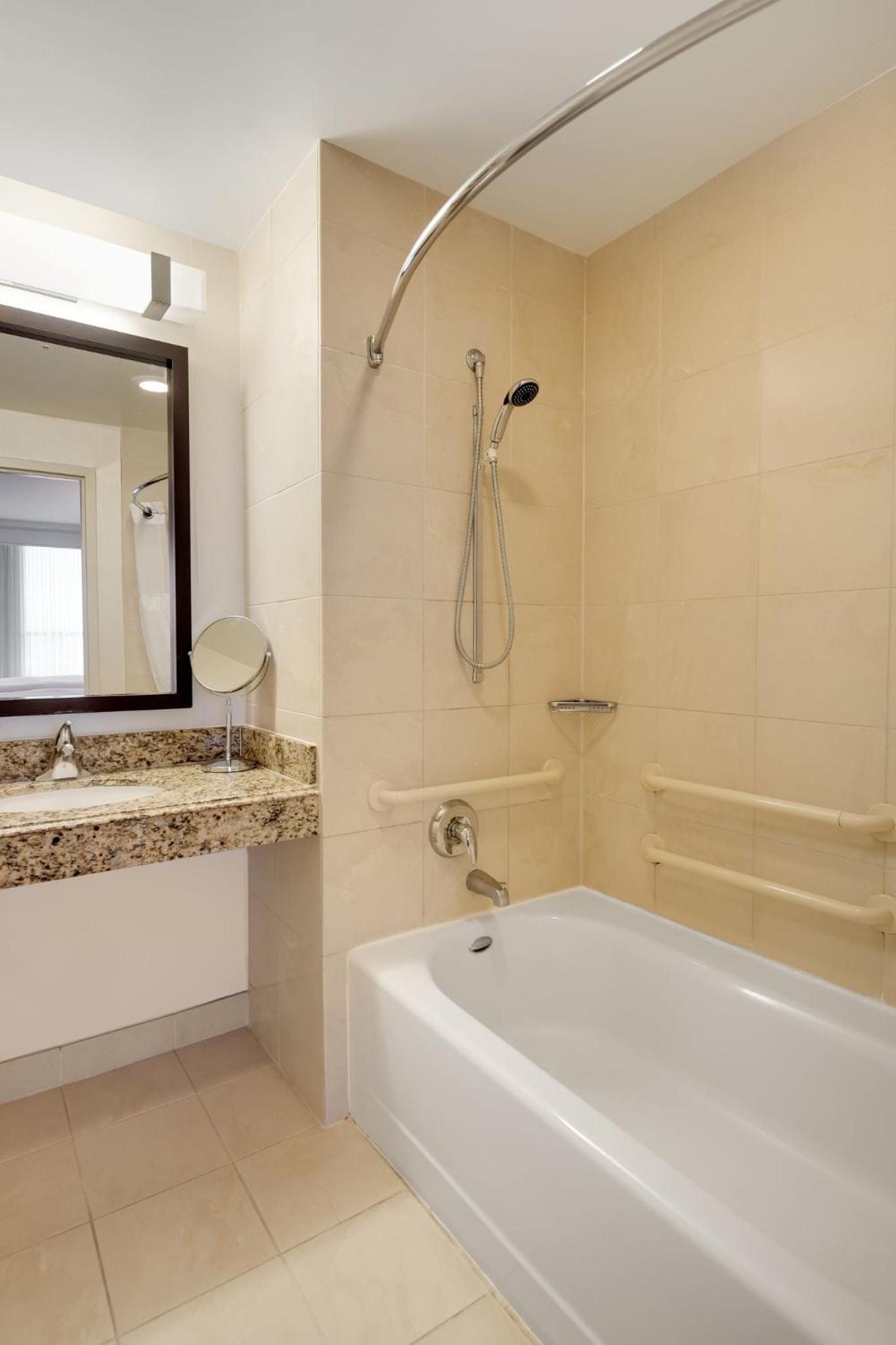 King Room with Accessible Tub - Disability Access - Photo 3