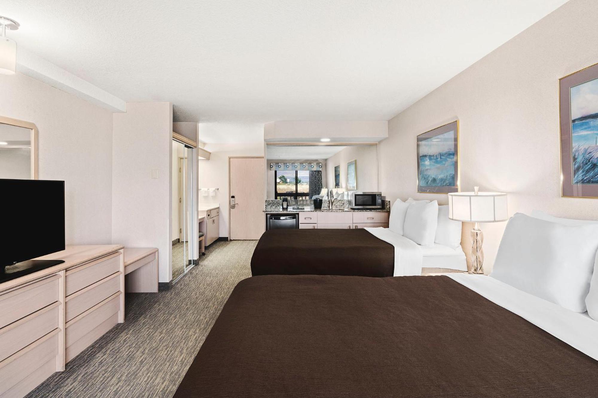 Queen Suite with 2 Queen Beds - No View - Non Smoking - Photo 1