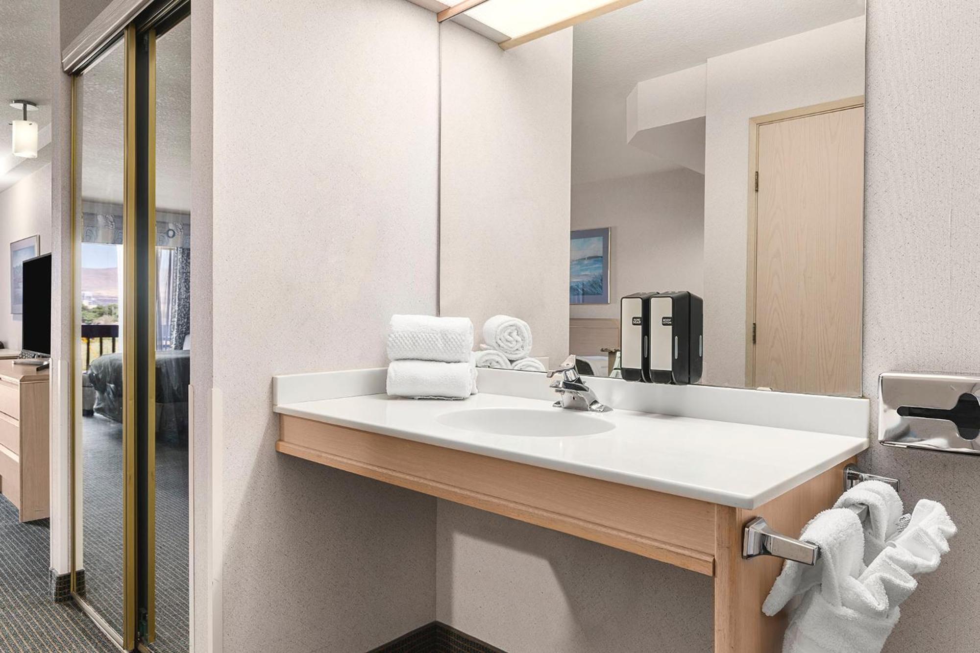  Efficiency Suite 2 Queen, water View/Roll In Shower/Disability Access-Non Smoking photo 2