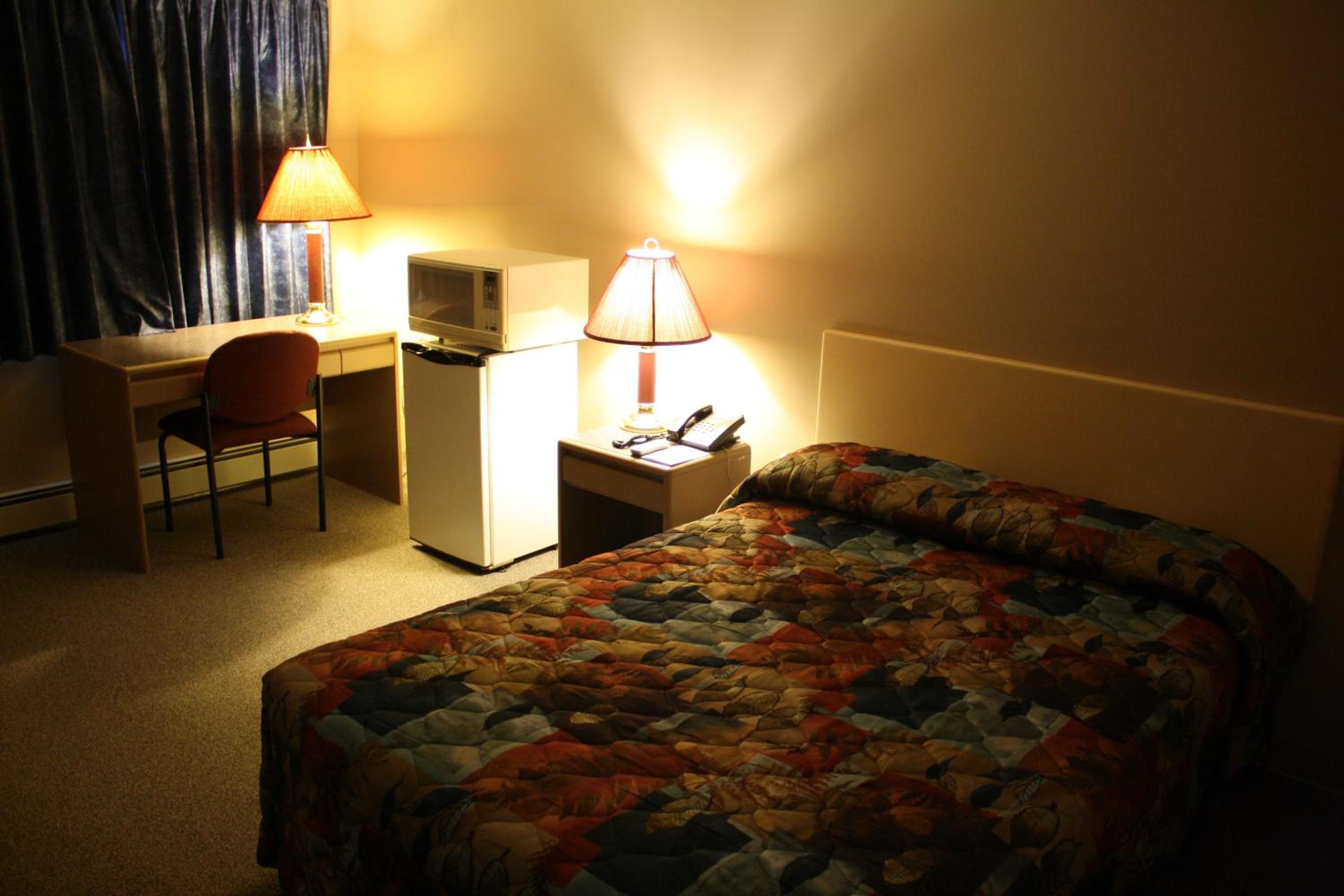 Queen Room photo 2