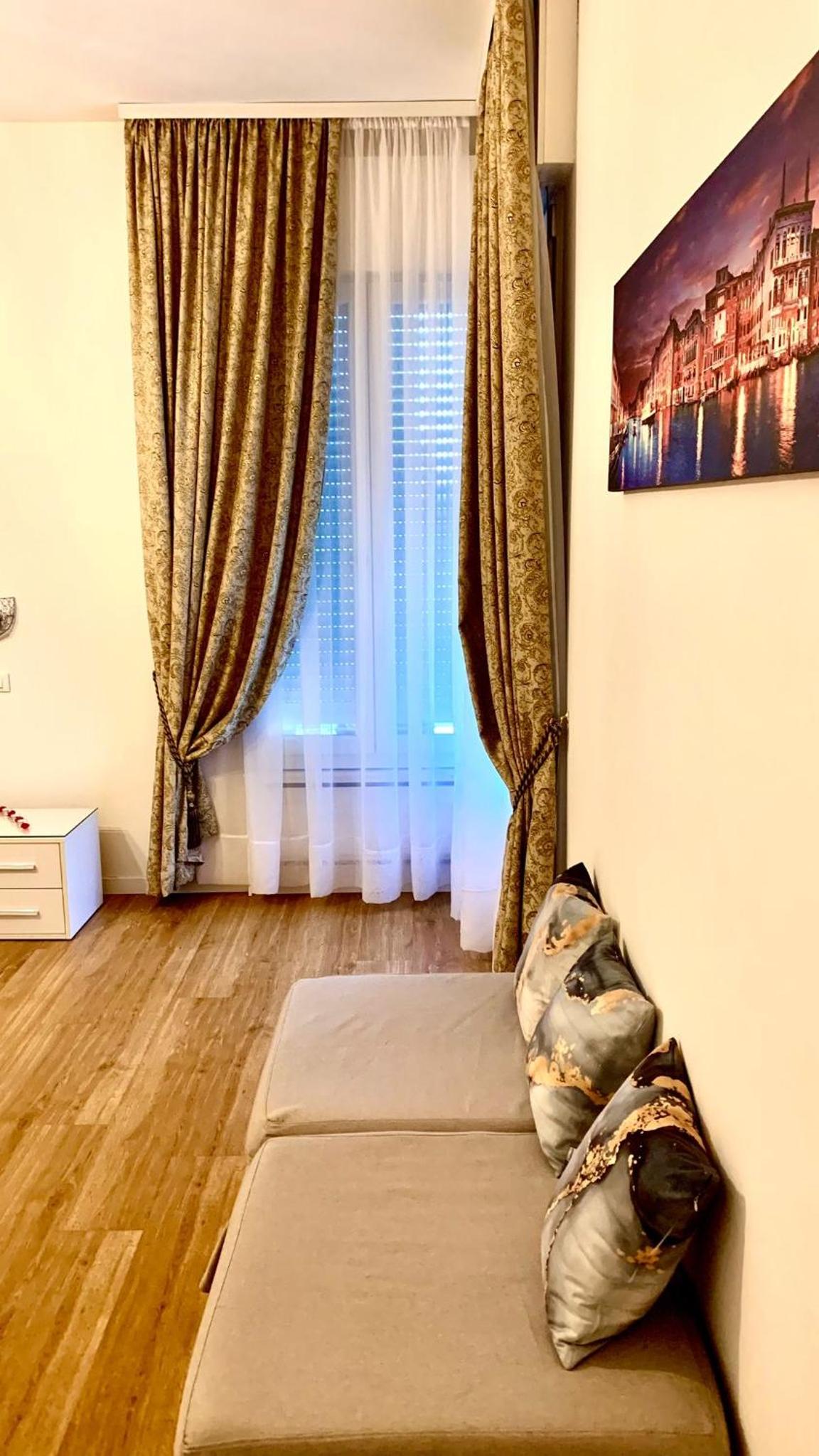Family Room with Private Bathroom - Photo 3