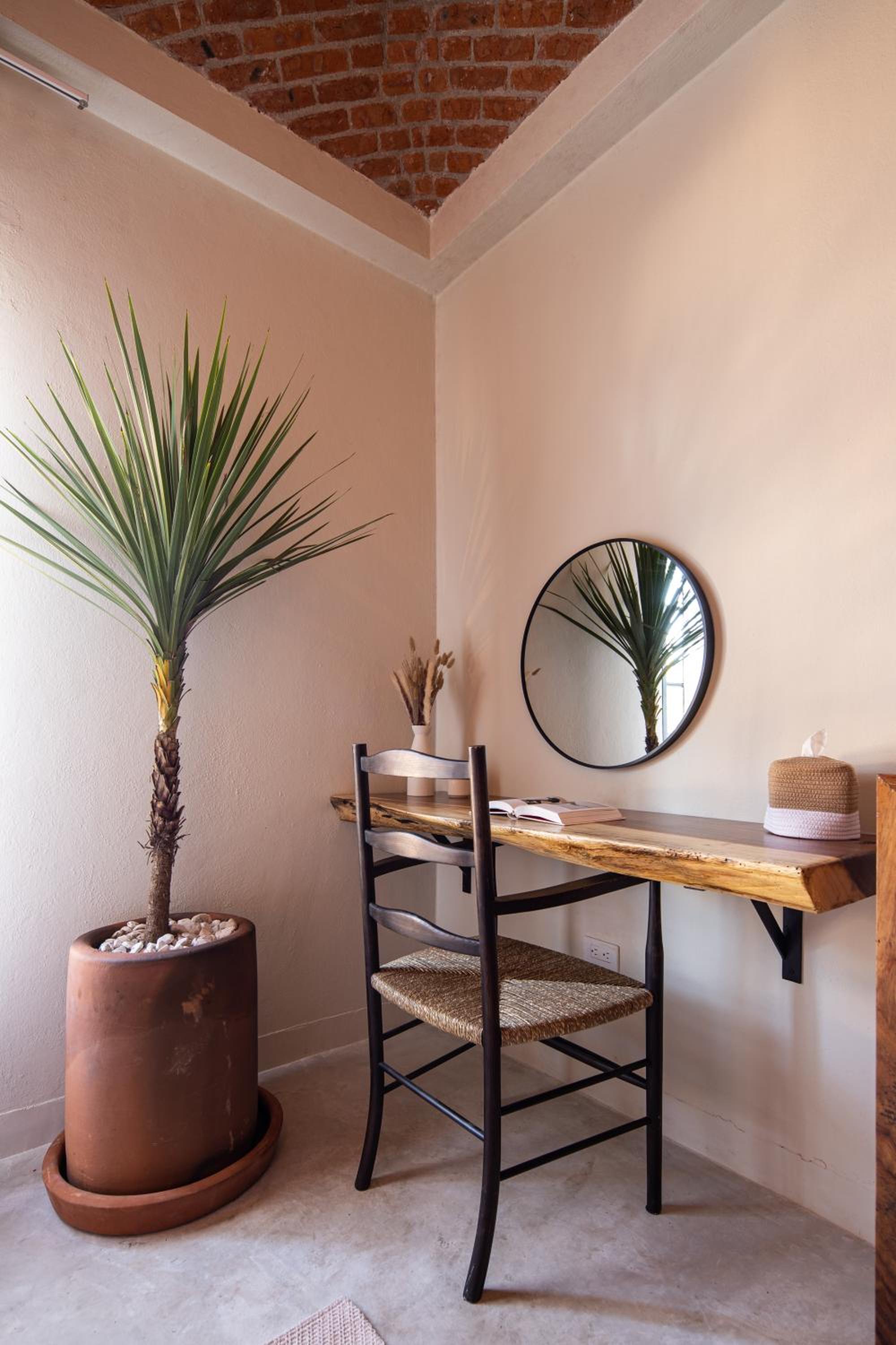 Standard Suite - Photo 45