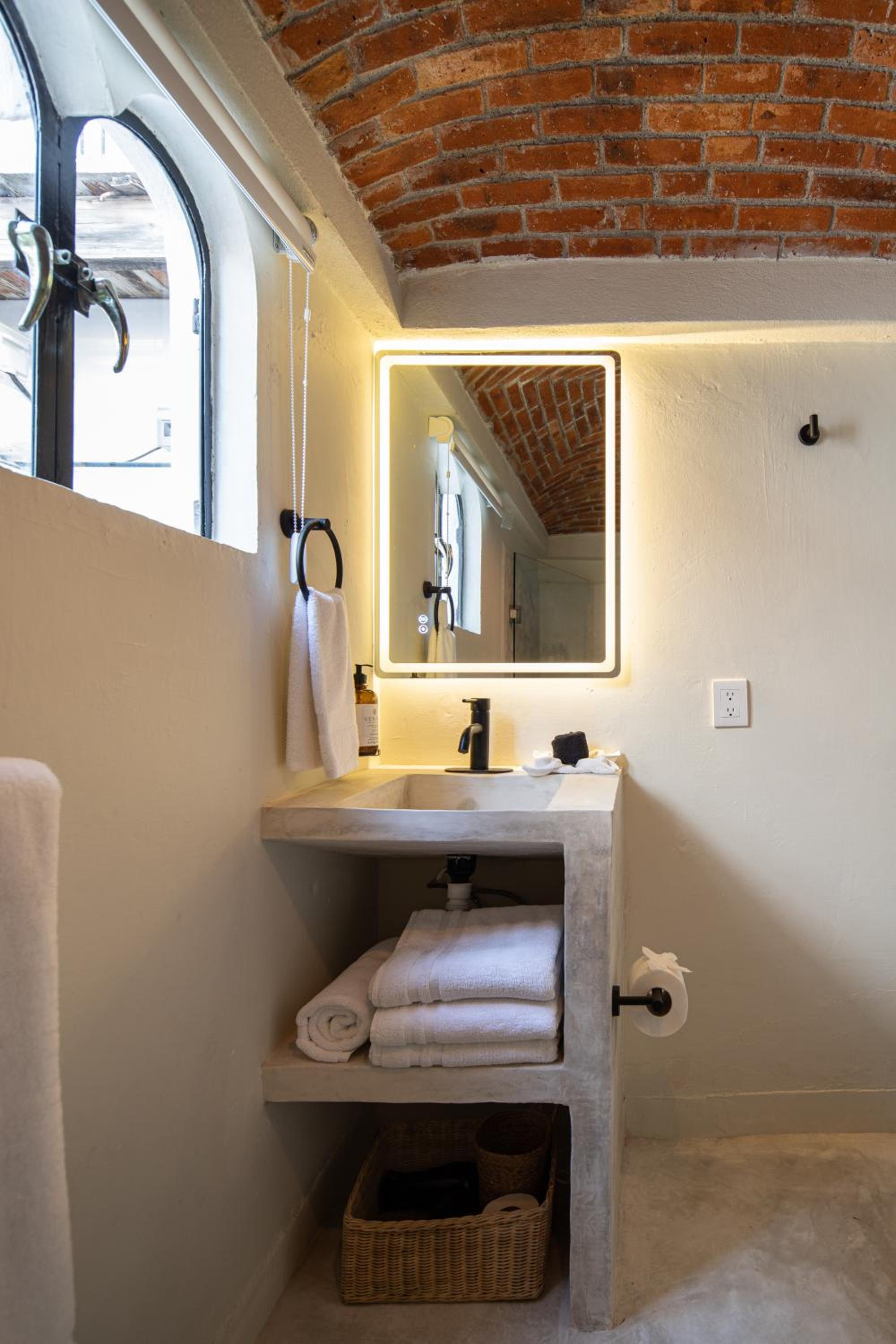Standard Suite - Photo 44