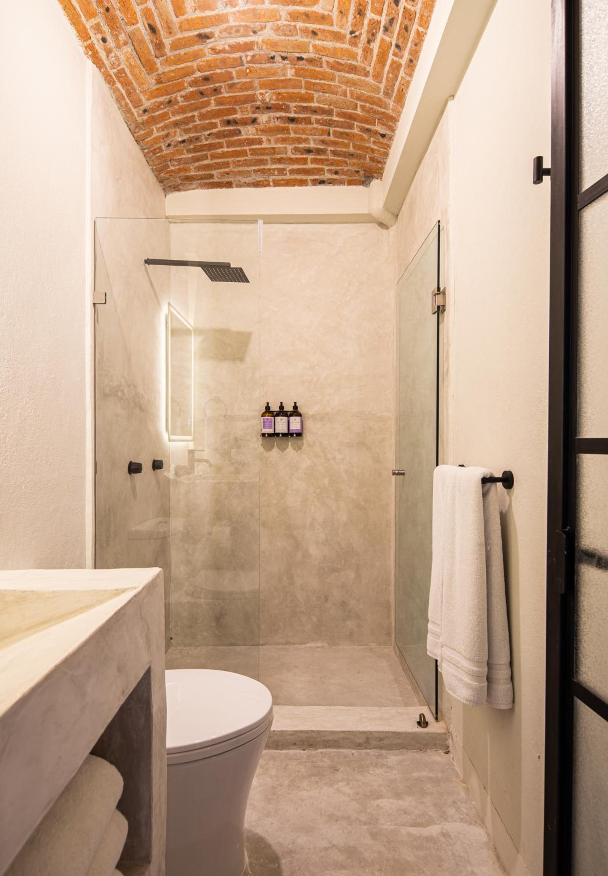 Standard Suite - Photo 43