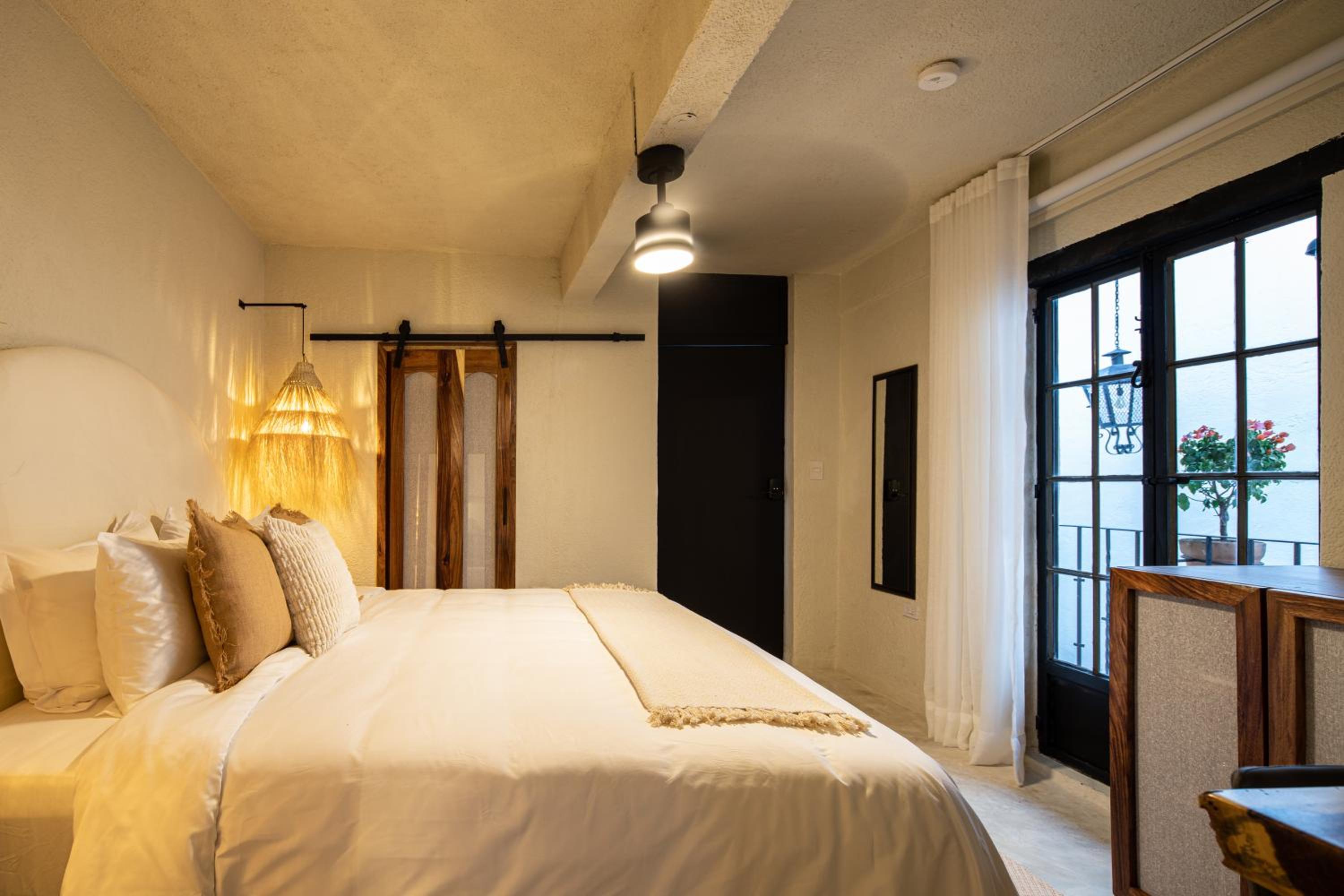 Standard Suite - Photo 35