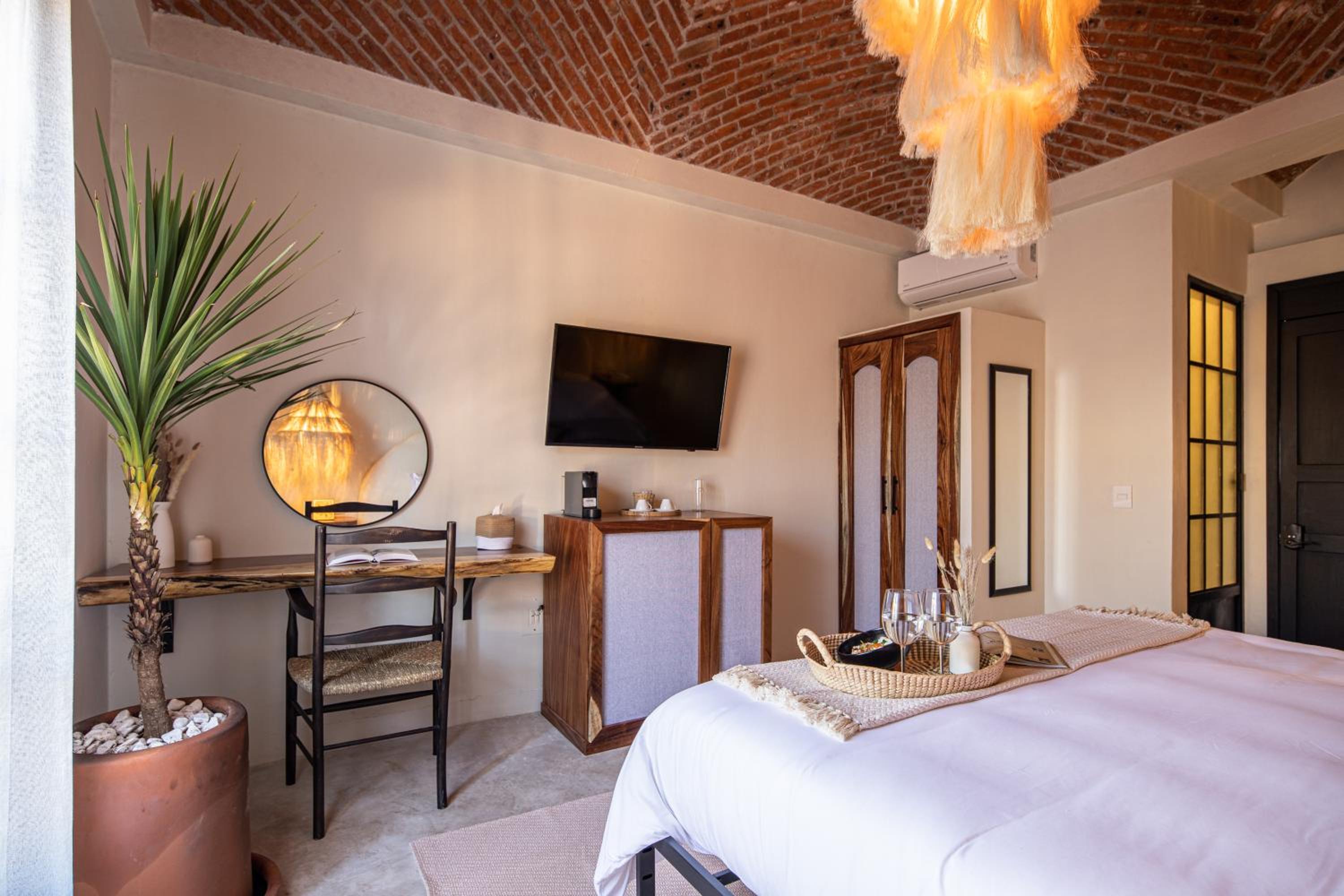 Standard Suite - Photo 18