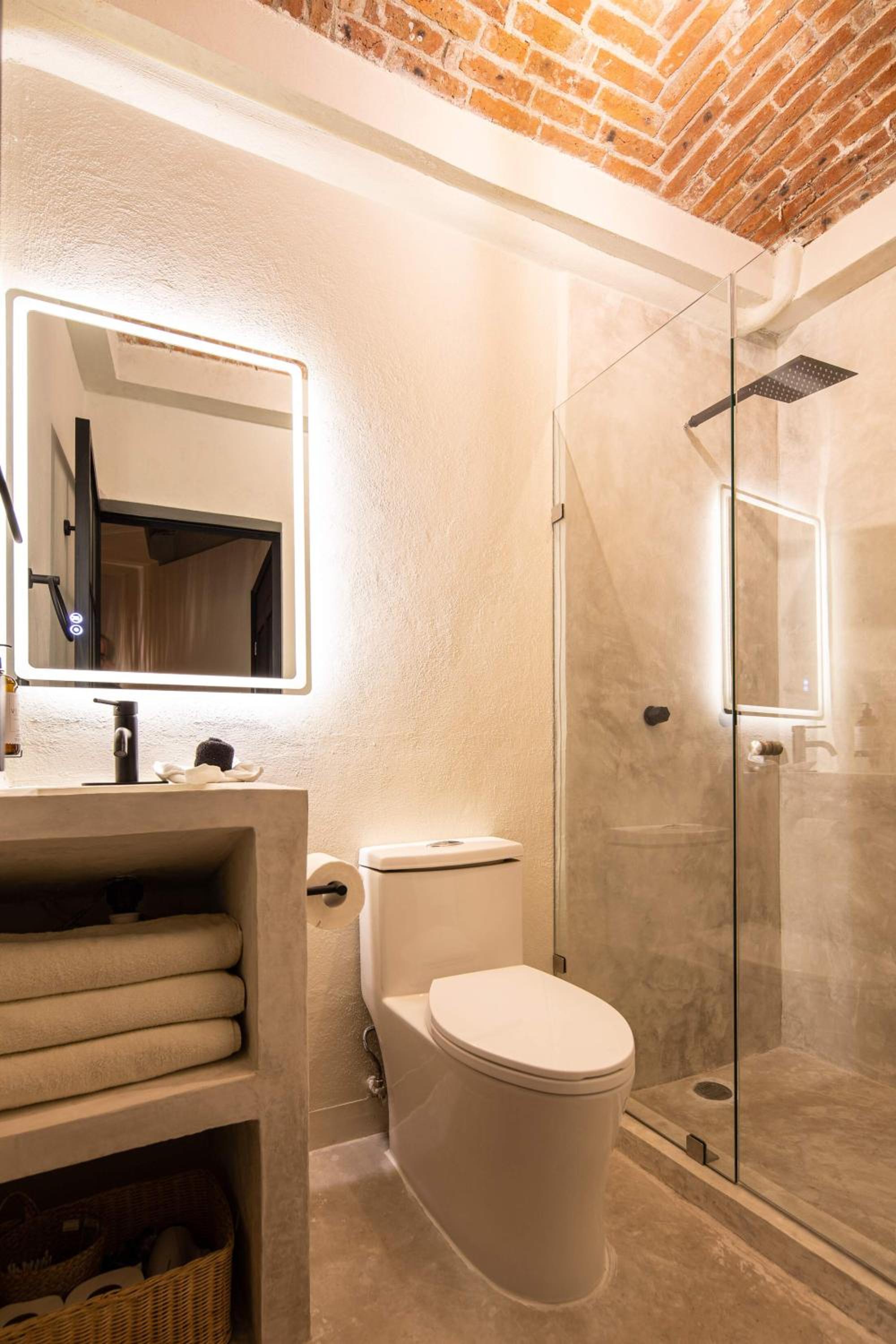 Standard Suite - Photo 12