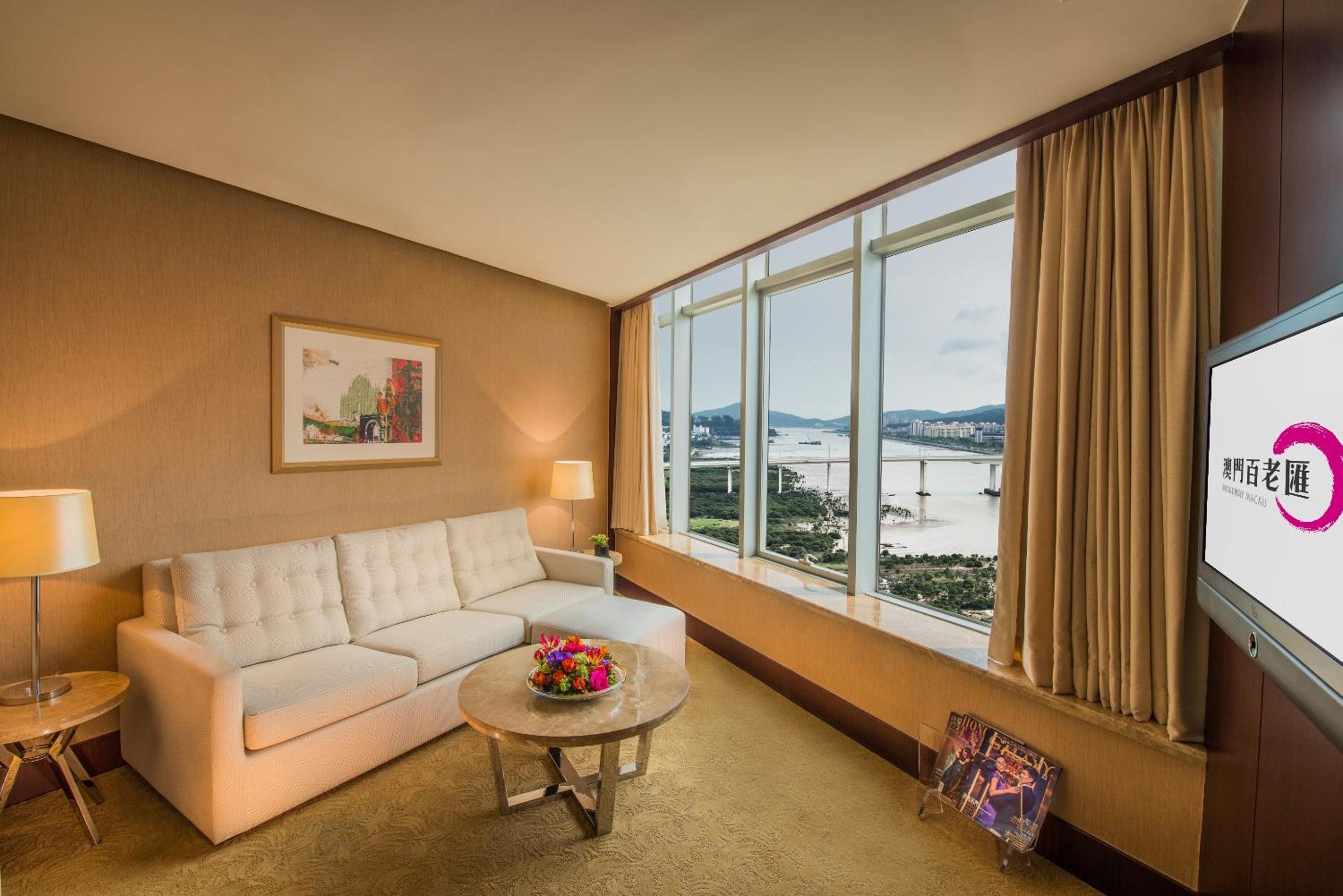 Suite - Photo 4